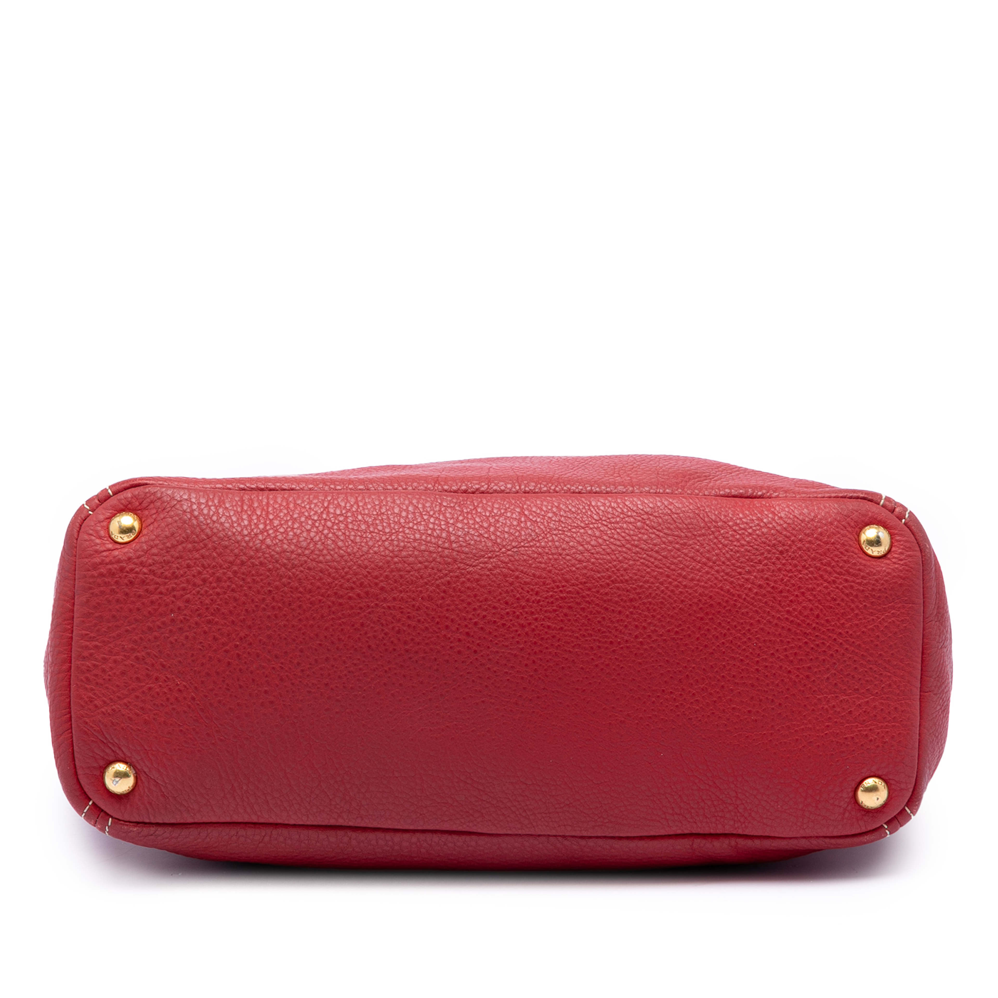 Prada Vitello Daino Double Pocket Tote, från Luxclusif, i färgen red. Klicka för att öppna bilden i stort format