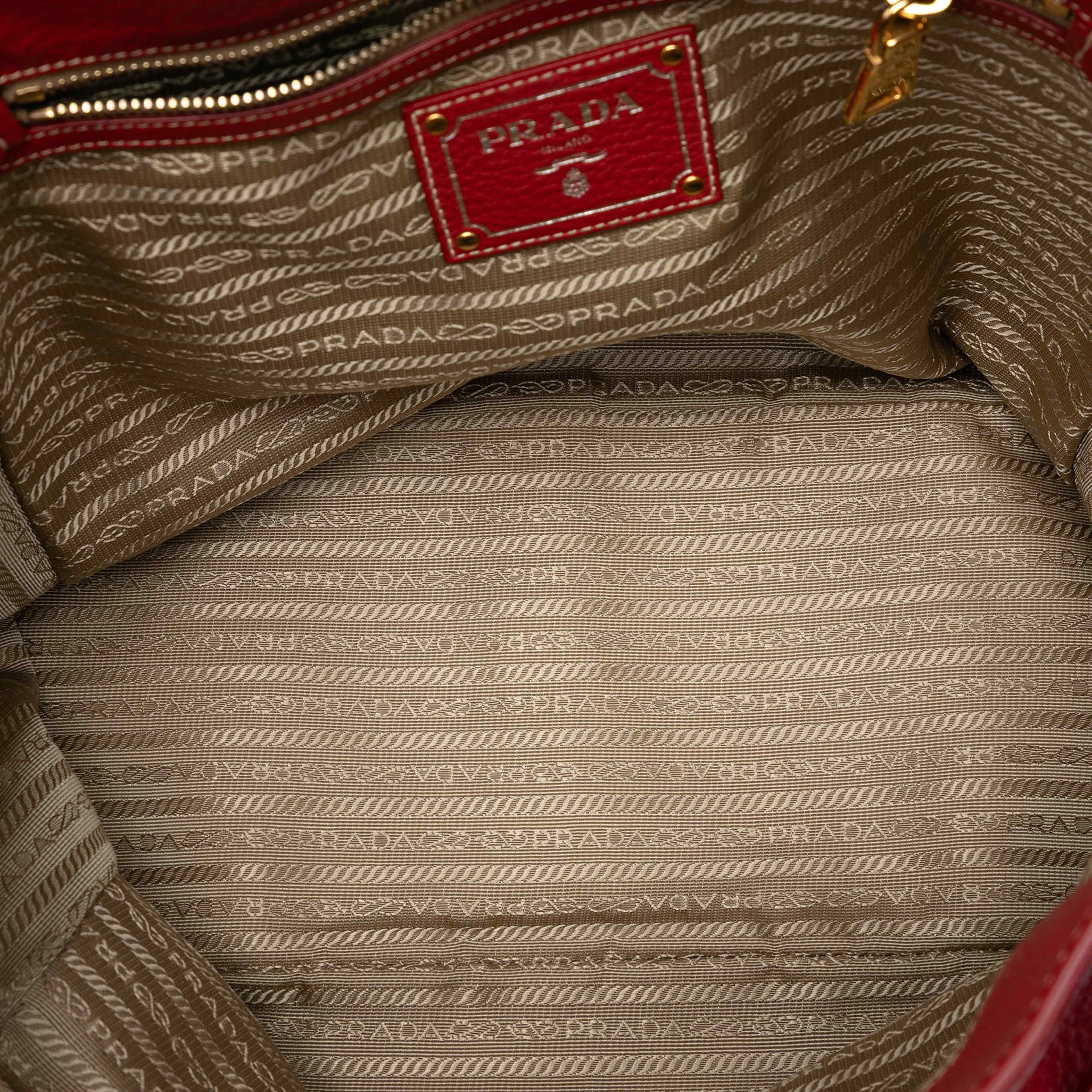Prada Vitello Daino Double Pocket Tote, från Luxclusif, i färgen red. Klicka för att öppna bilden i stort format