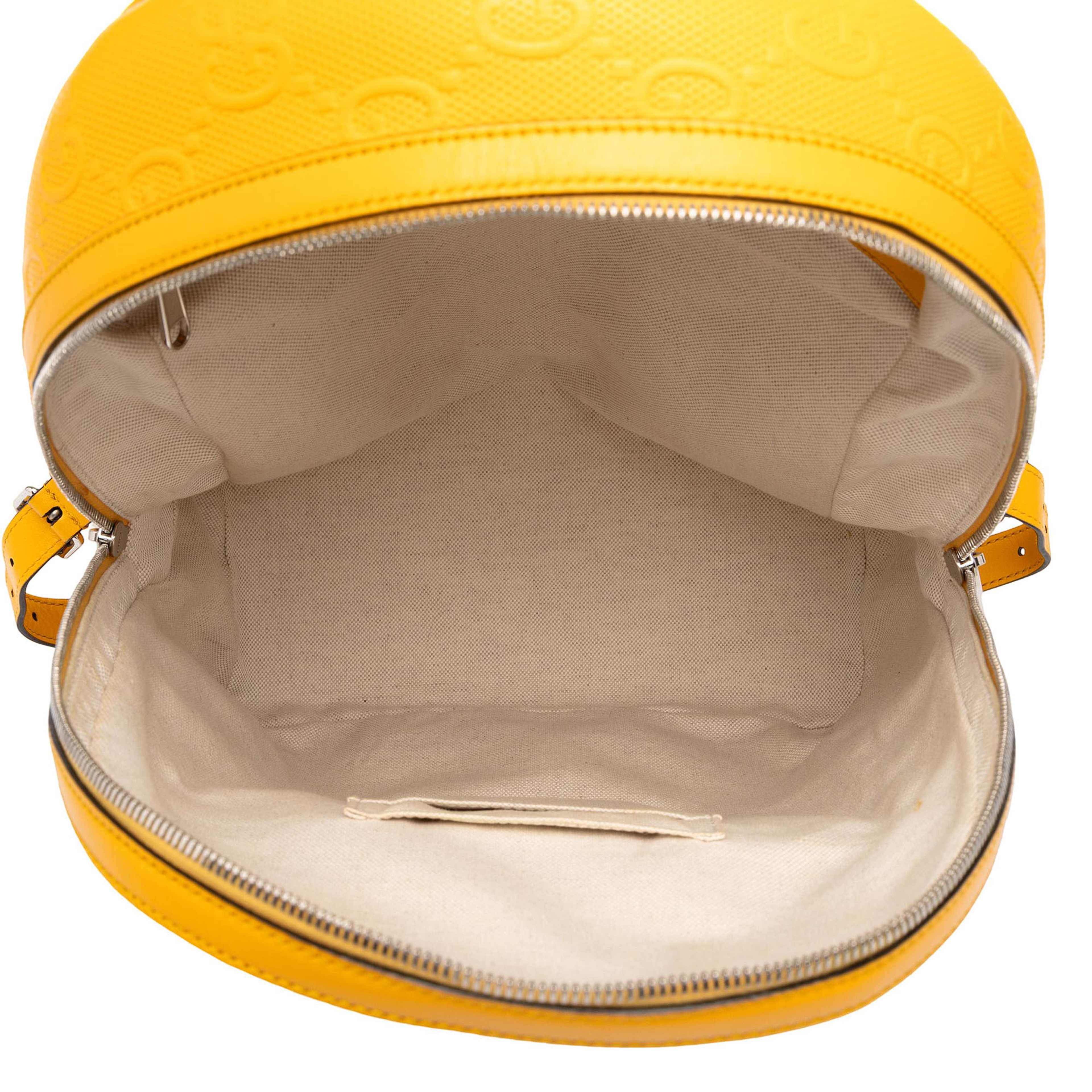 Gucci Gg Embossed Perforated Calfskin Backpack, från Luxclusif, i färgen gul. Klicka för att öppna bilden i stort format