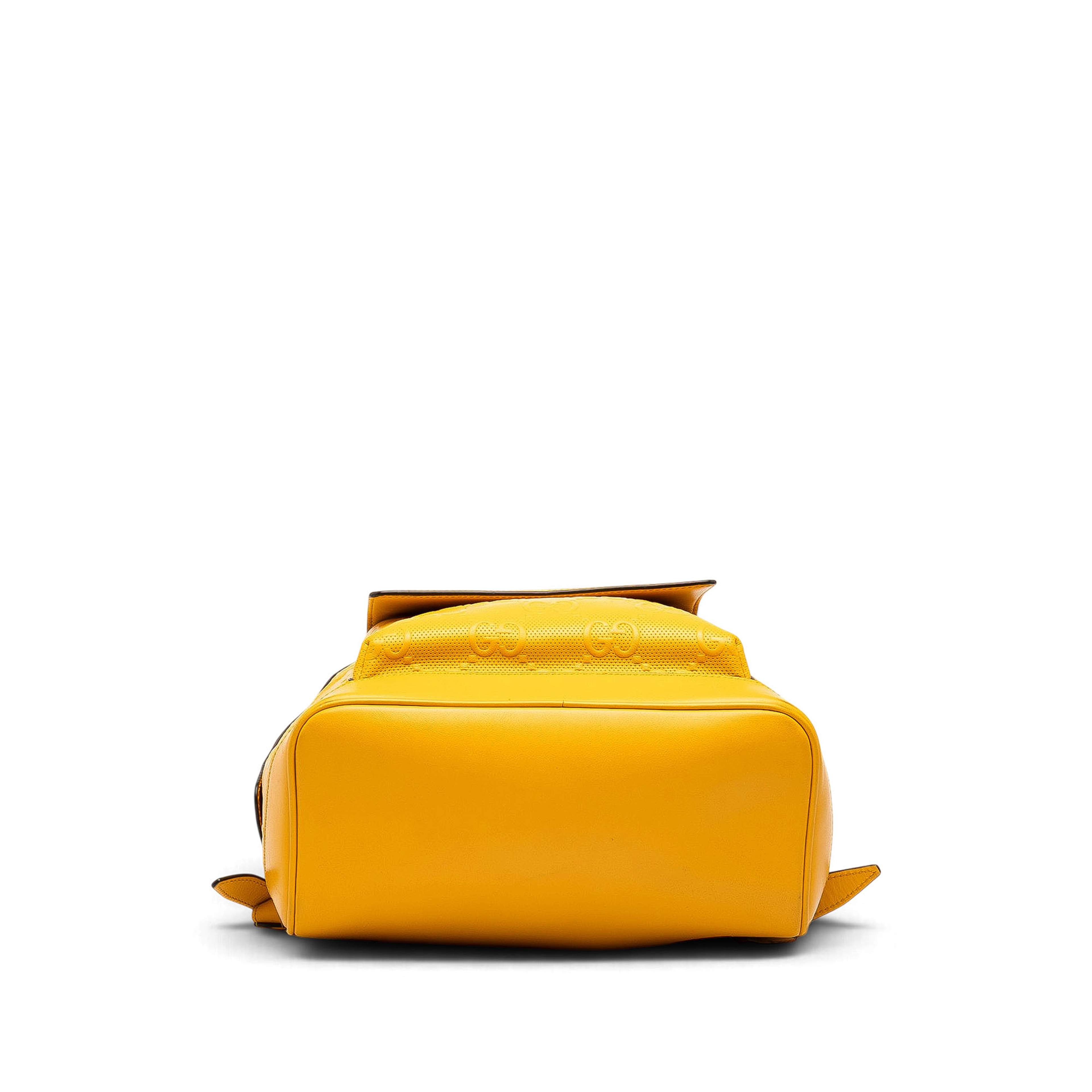 Gucci Gg Embossed Perforated Calfskin Backpack, från Luxclusif, i färgen gul. Klicka för att öppna bilden i stort format