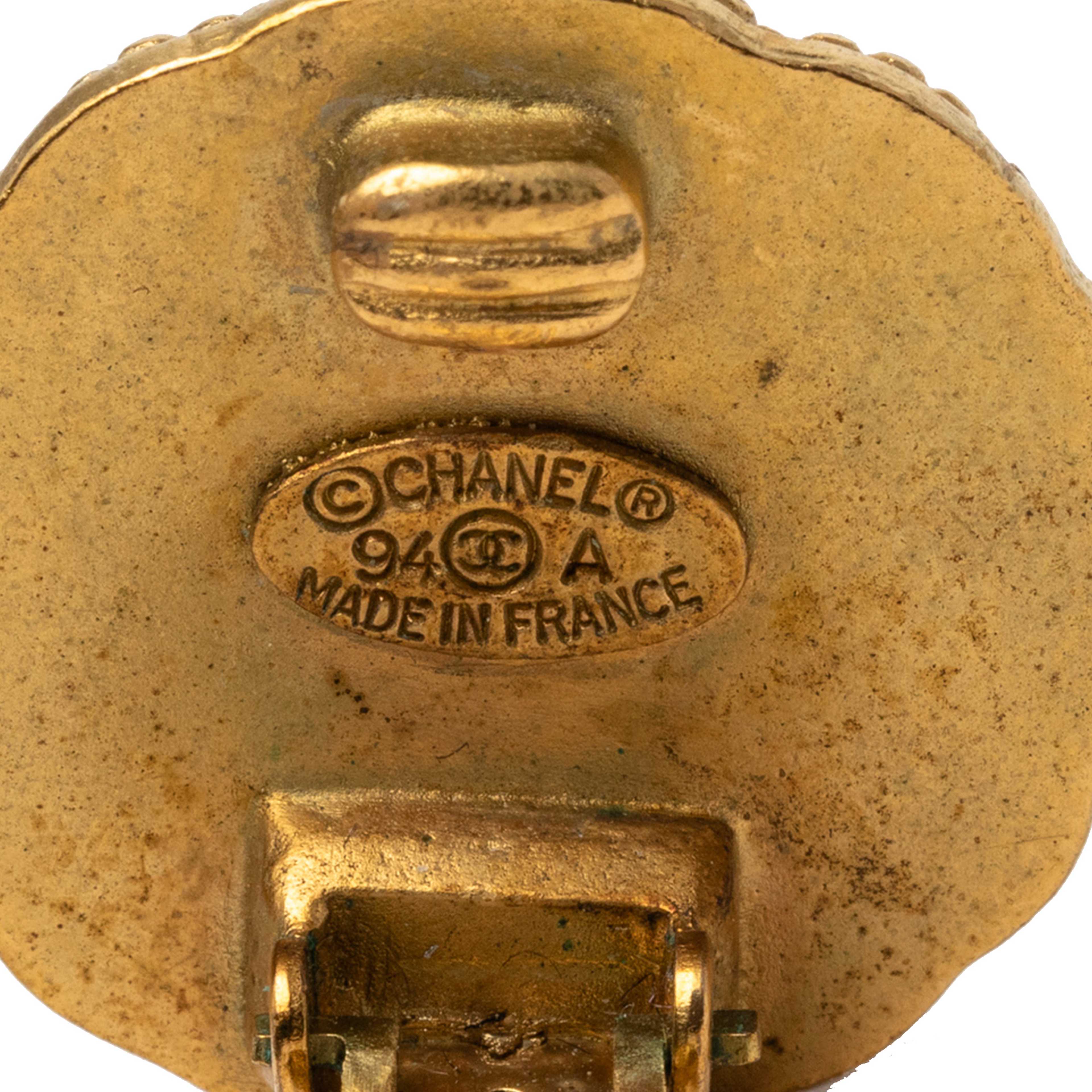 Chanel Cc Gold Plated Round Clip On Earrings, från Luxclusif, i färgen gold. Klicka för att öppna bilden i stort format