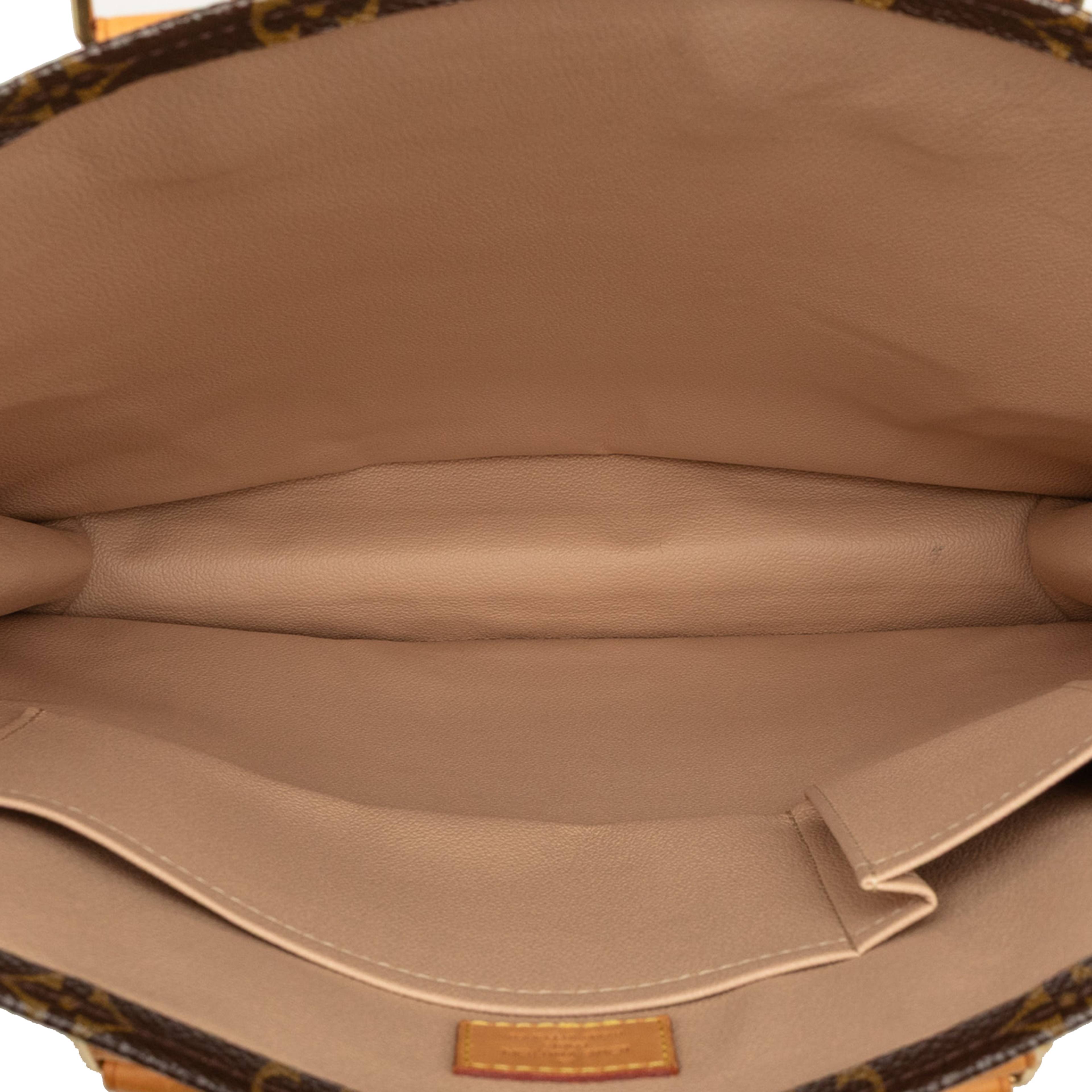 Louis Vuitton Monogram Sac Plat, från Luxclusif, i färgen brown. Klicka för att öppna bilden i stort format
