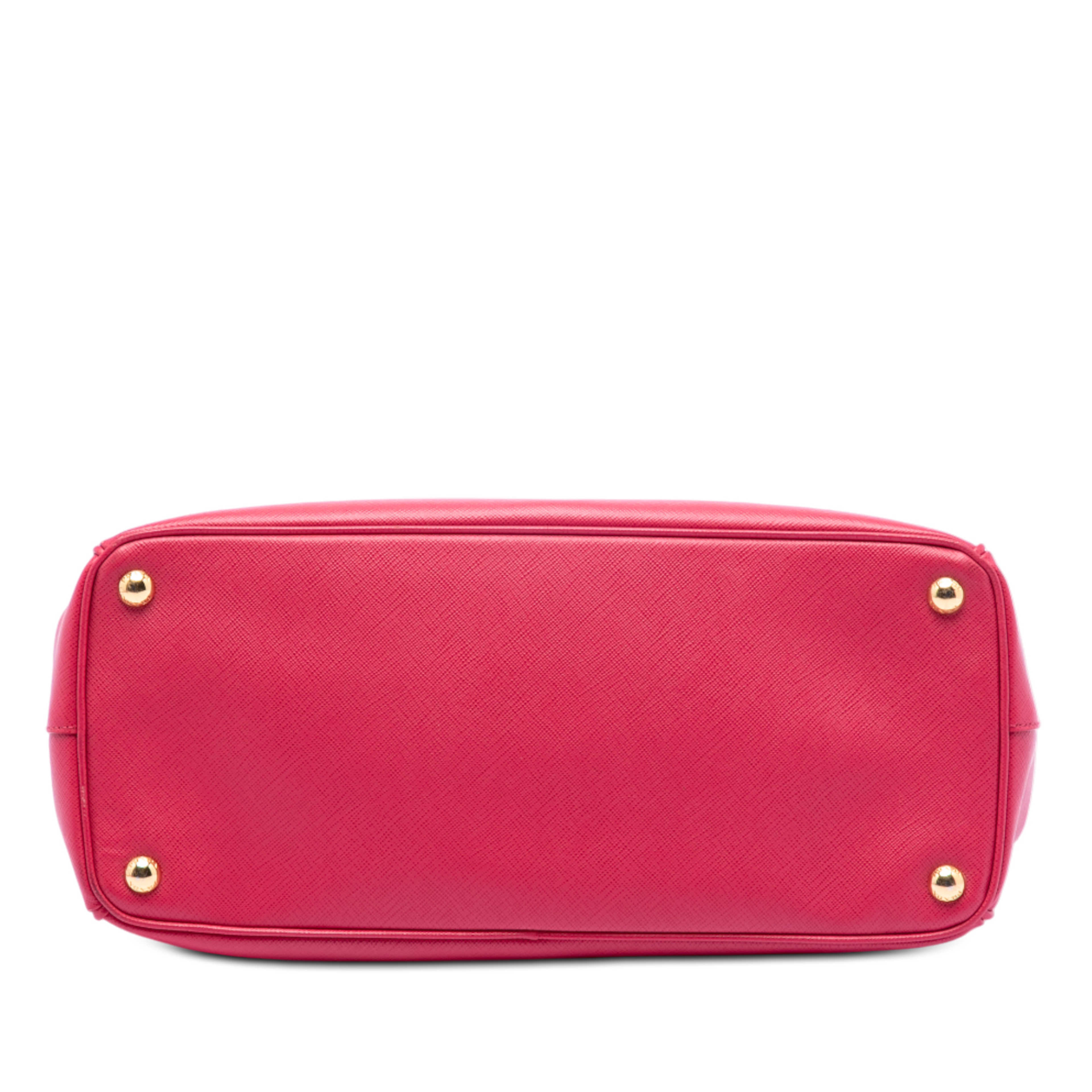 Prada Medium Saffiano Lux Galleria Double Zip Tote, från Luxclusif, i färgen hot pink. Klicka för att öppna bilden i stort format