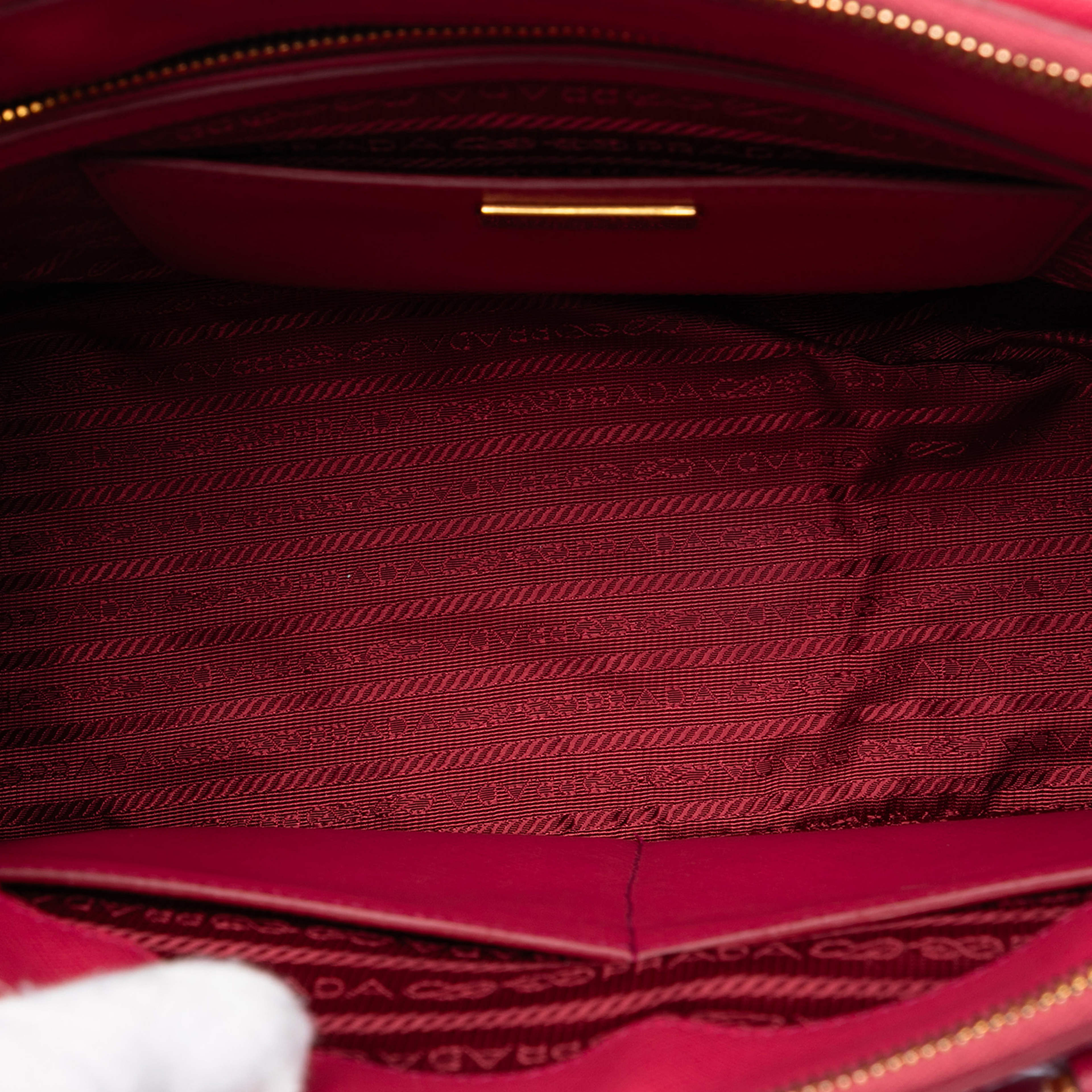 Prada Medium Saffiano Lux Galleria Double Zip Tote, från Luxclusif, i färgen hot pink. Klicka för att öppna bilden i stort format