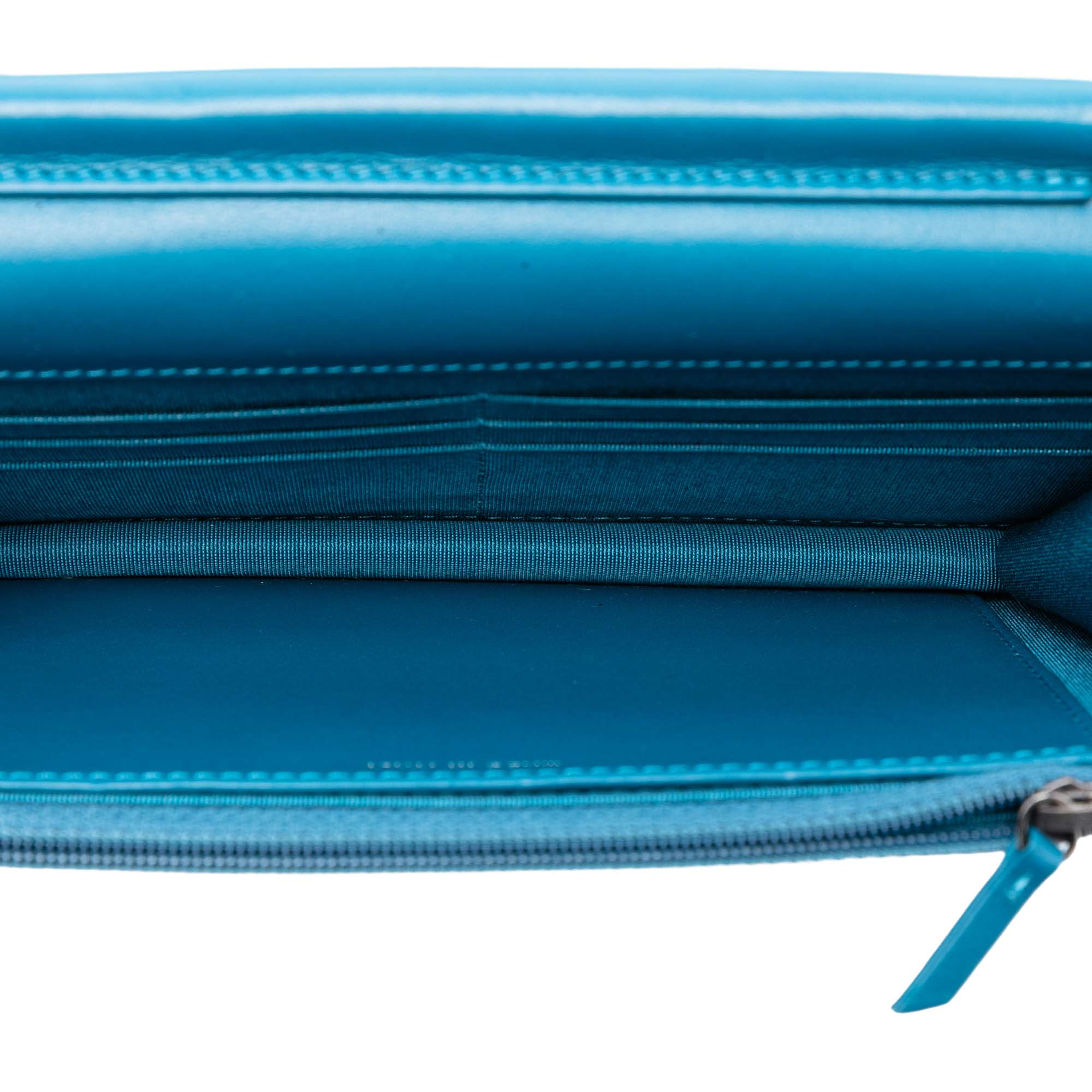 Chanel Quilted Aged Calfskin Gabrielle Wallet On Chain, från Luxclusif, i färgen blue. Klicka för att öppna bilden i stort format