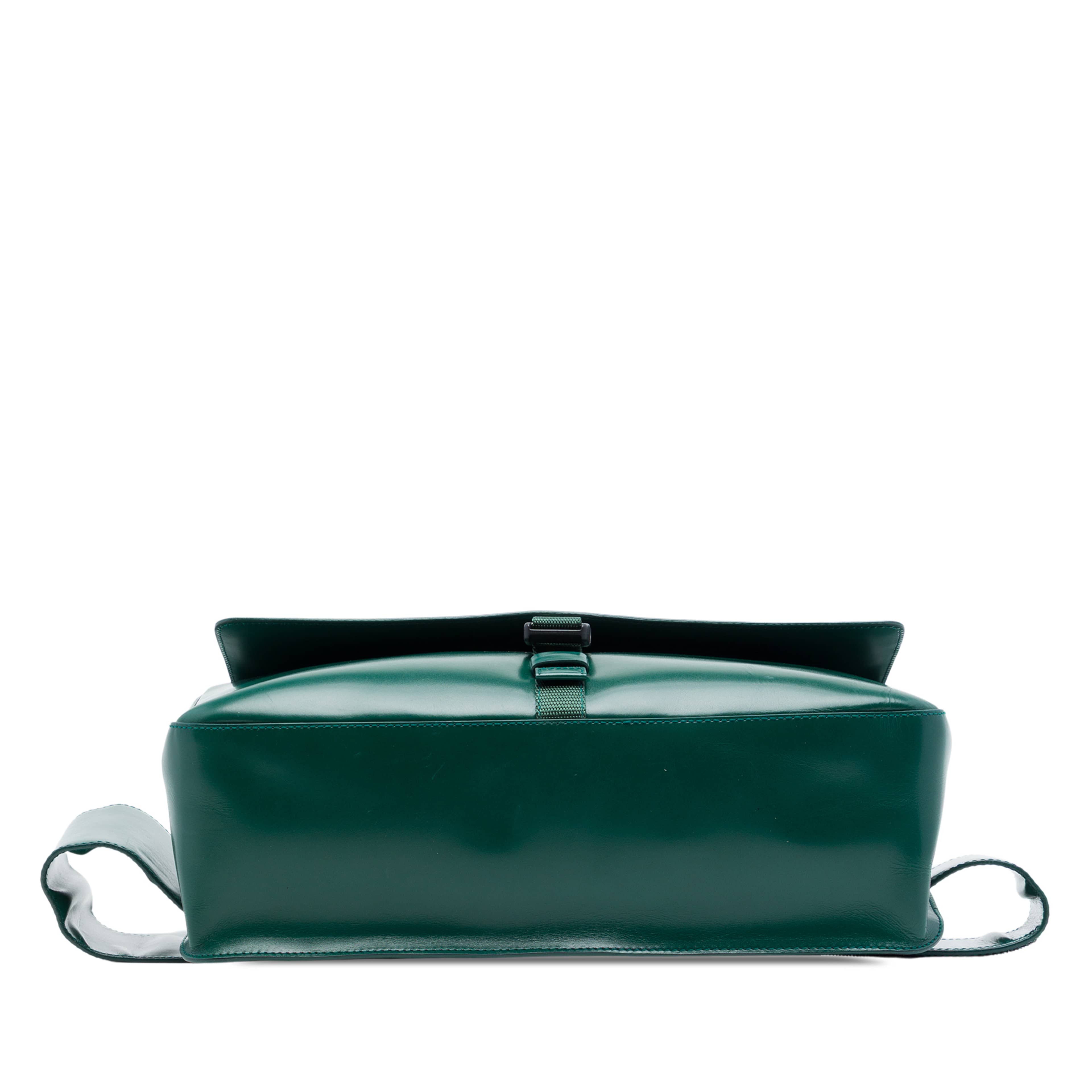 Prada Calfskin Convertible Belt Bag, från Luxclusif, i färgen grön. Klicka för att öppna bilden i stort format