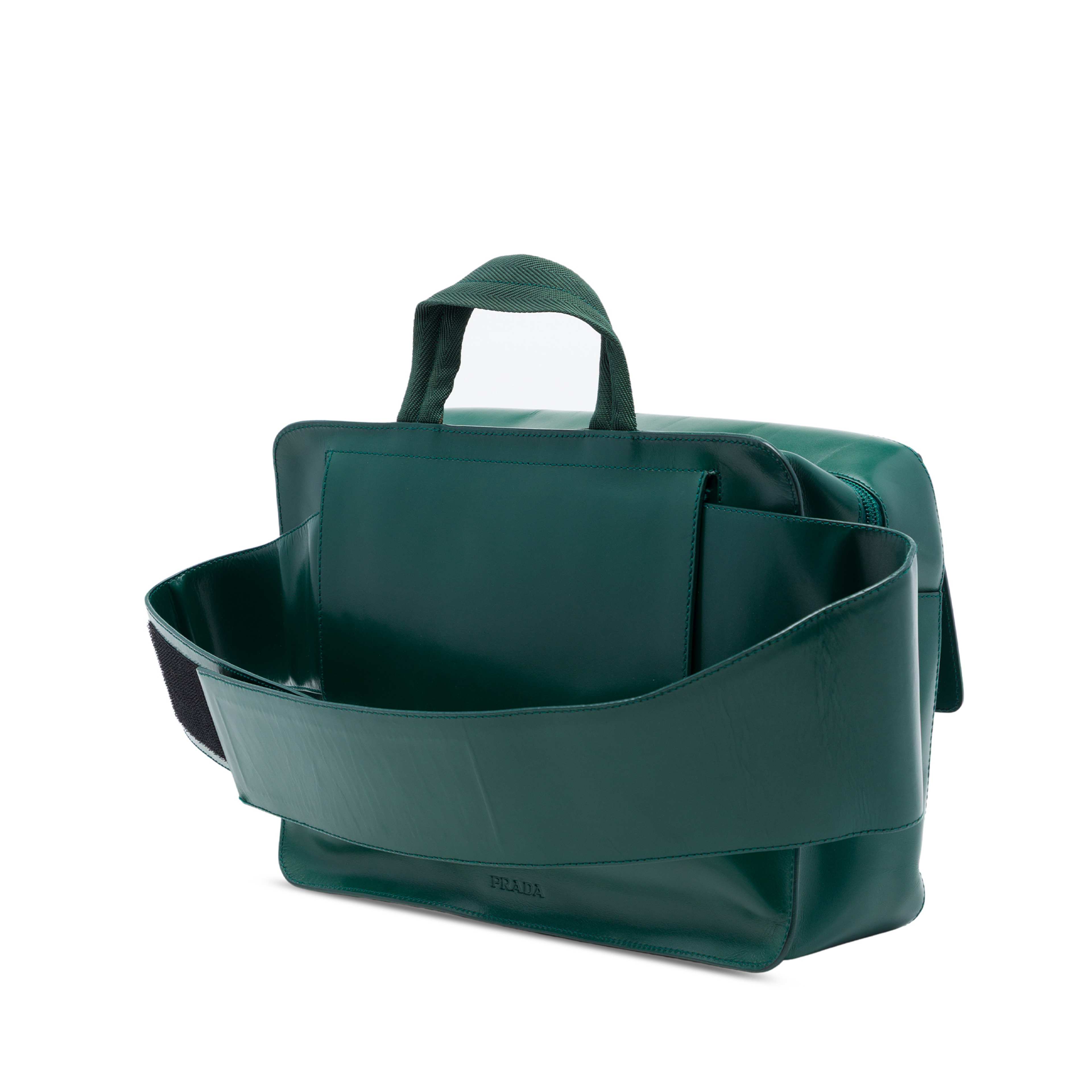 Prada Calfskin Convertible Belt Bag, från Luxclusif, i färgen grön. Klicka för att öppna bilden i stort format