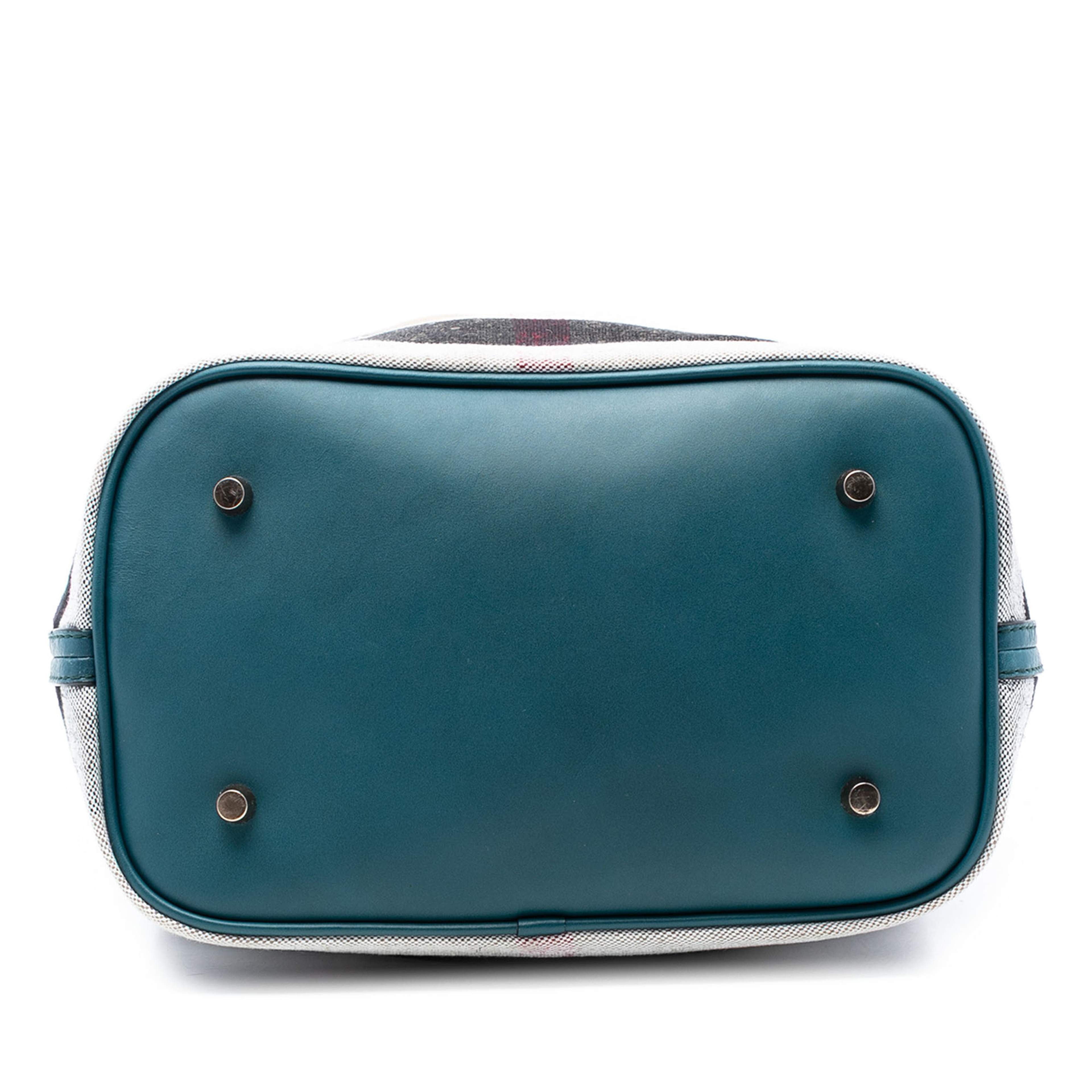 Burberry Mega Check Canvas Camouflage Susanna Tassel Bucket Bag, från Luxclusif, i färgen light brown. Klicka för att öppna bilden i stort format