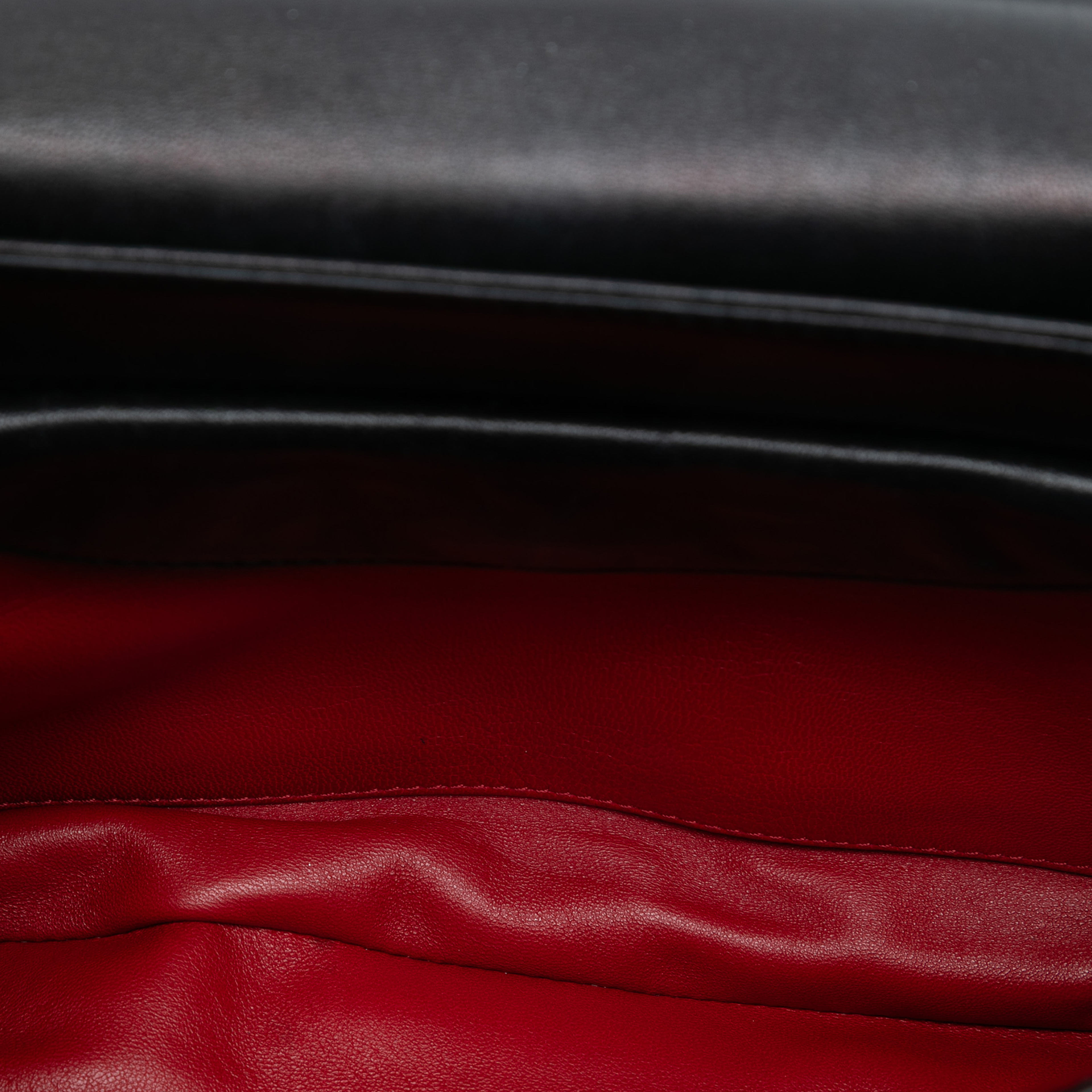 Prada Nappa Gaufre Shoulder Bag, från Luxclusif, i färgen black. Klicka för att öppna bilden i stort format