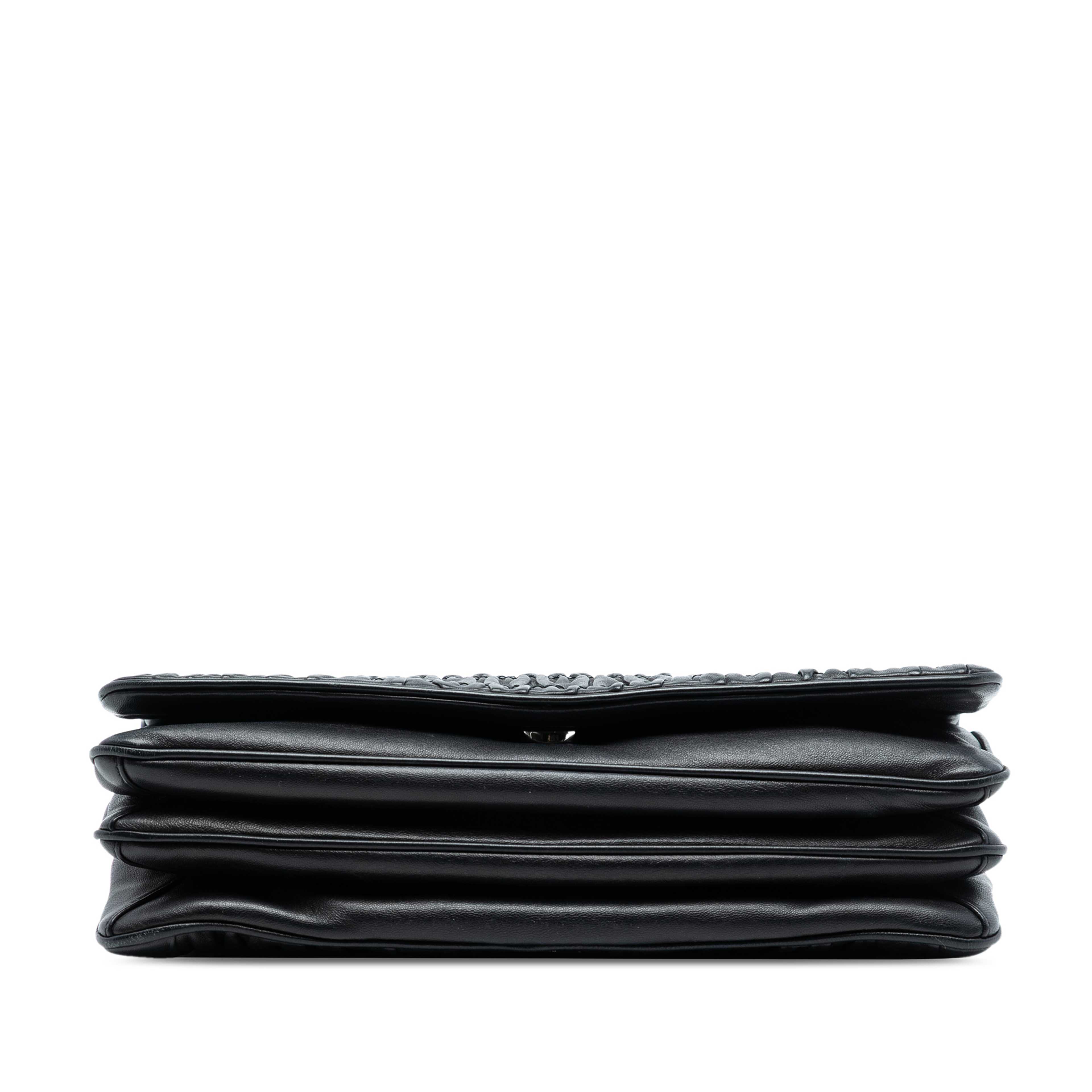 Prada Nappa Gaufre Shoulder Bag, från Luxclusif, i färgen black. Klicka för att öppna bilden i stort format