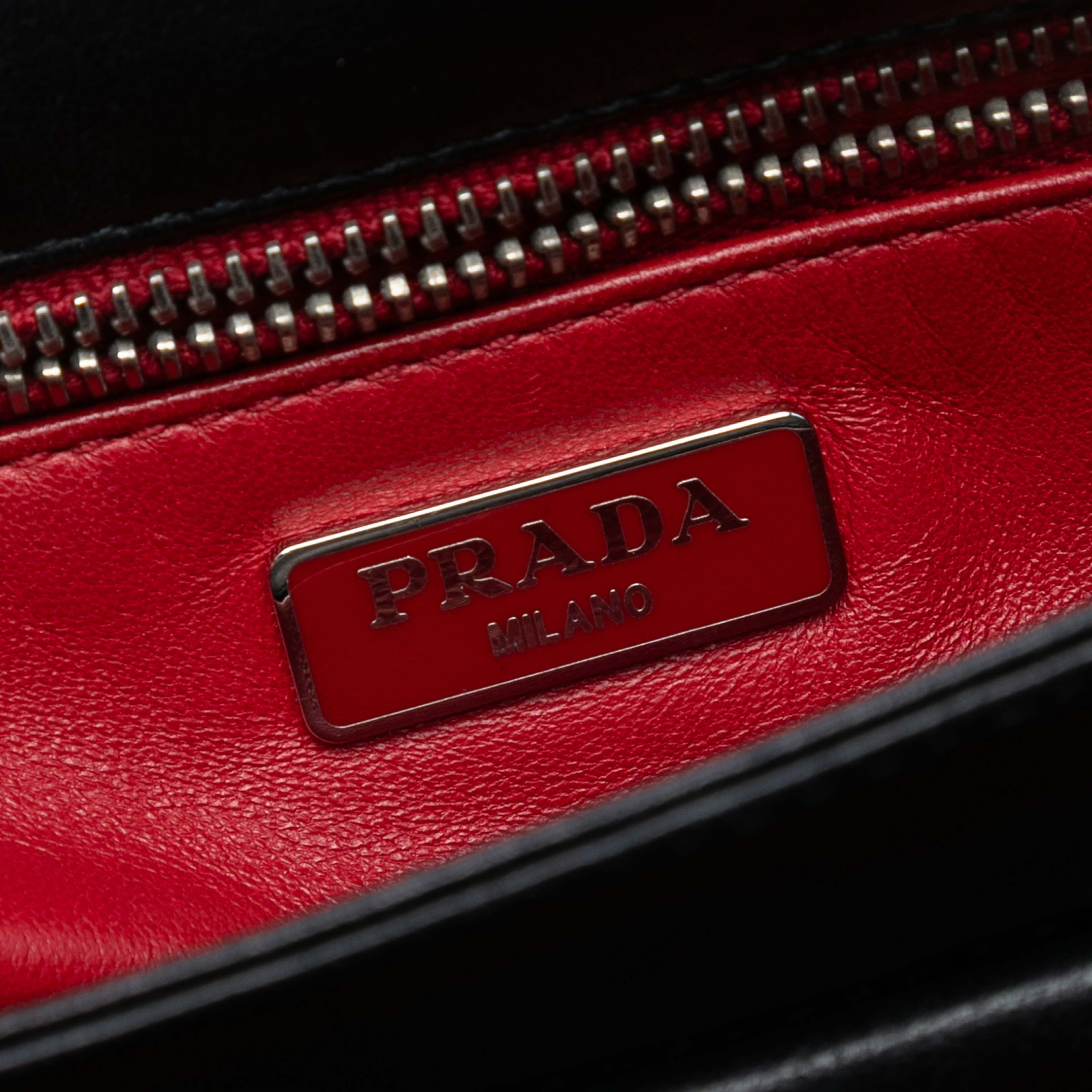 Prada Nappa Gaufre Shoulder Bag, från Luxclusif, i färgen black. Klicka för att öppna bilden i stort format