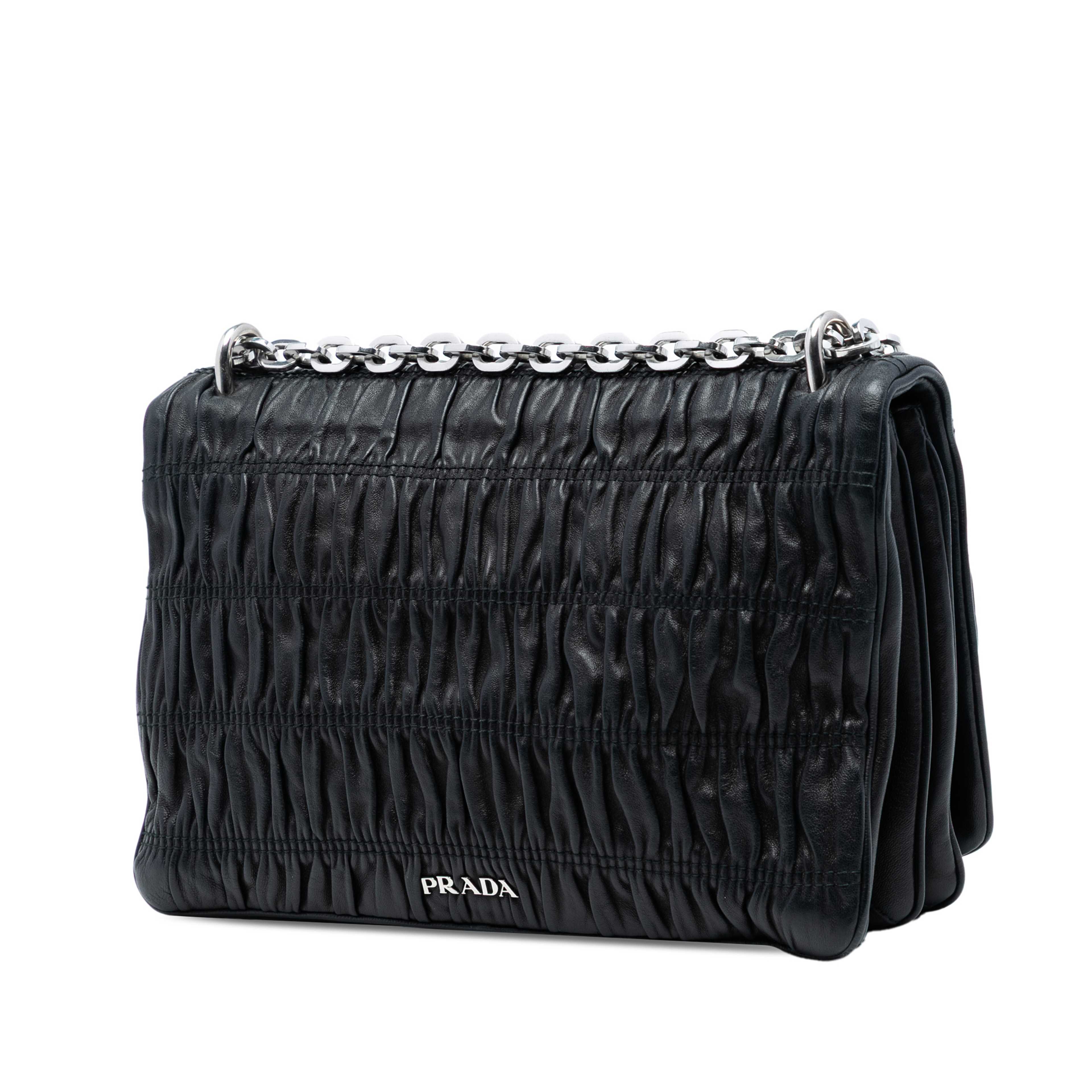 Prada Nappa Gaufre Shoulder Bag, från Luxclusif, i färgen black. Klicka för att öppna bilden i stort format