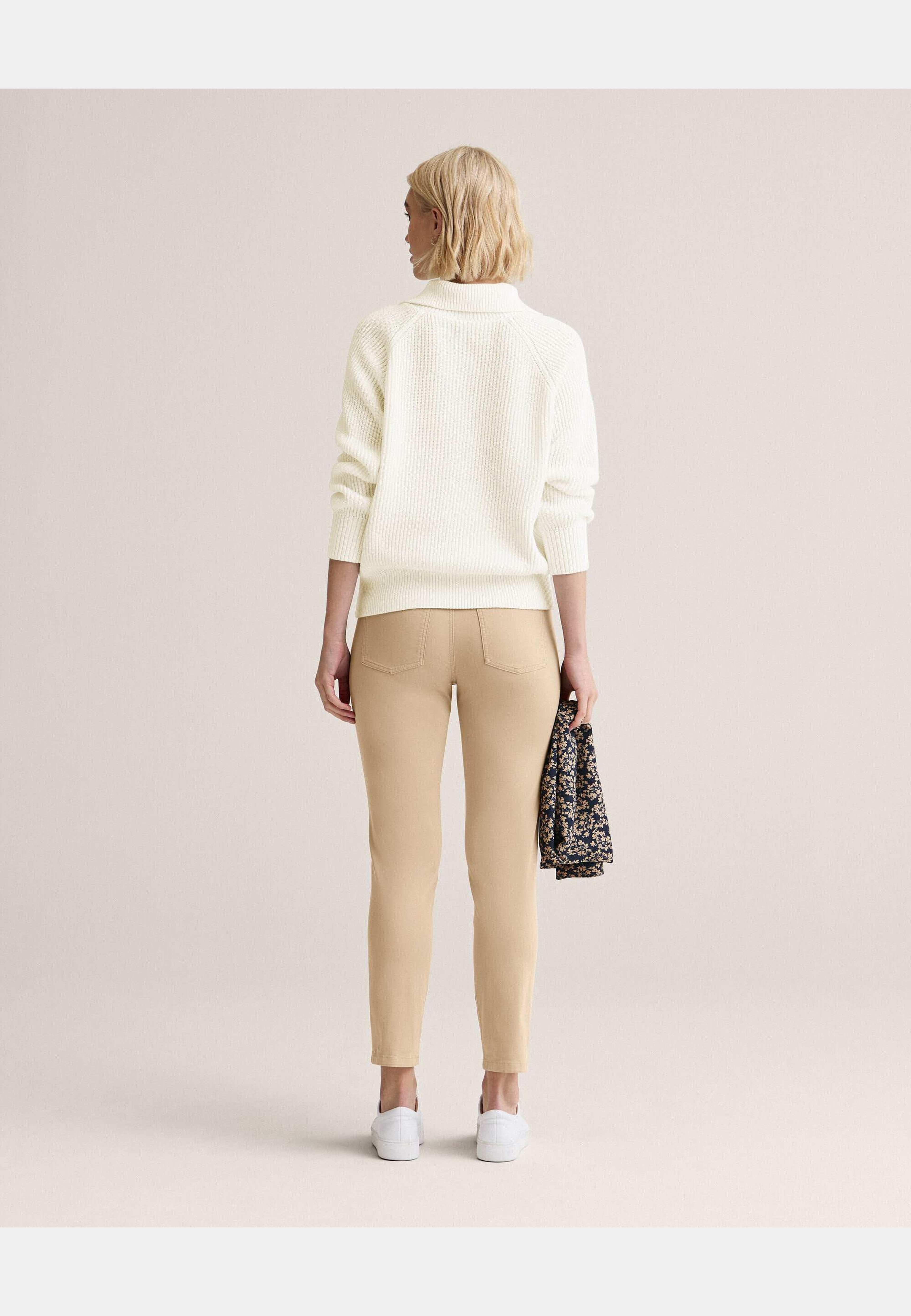 Nora Twill Trousers, från Newhouse, i färgen sand. Klicka för att öppna bilden i stort format