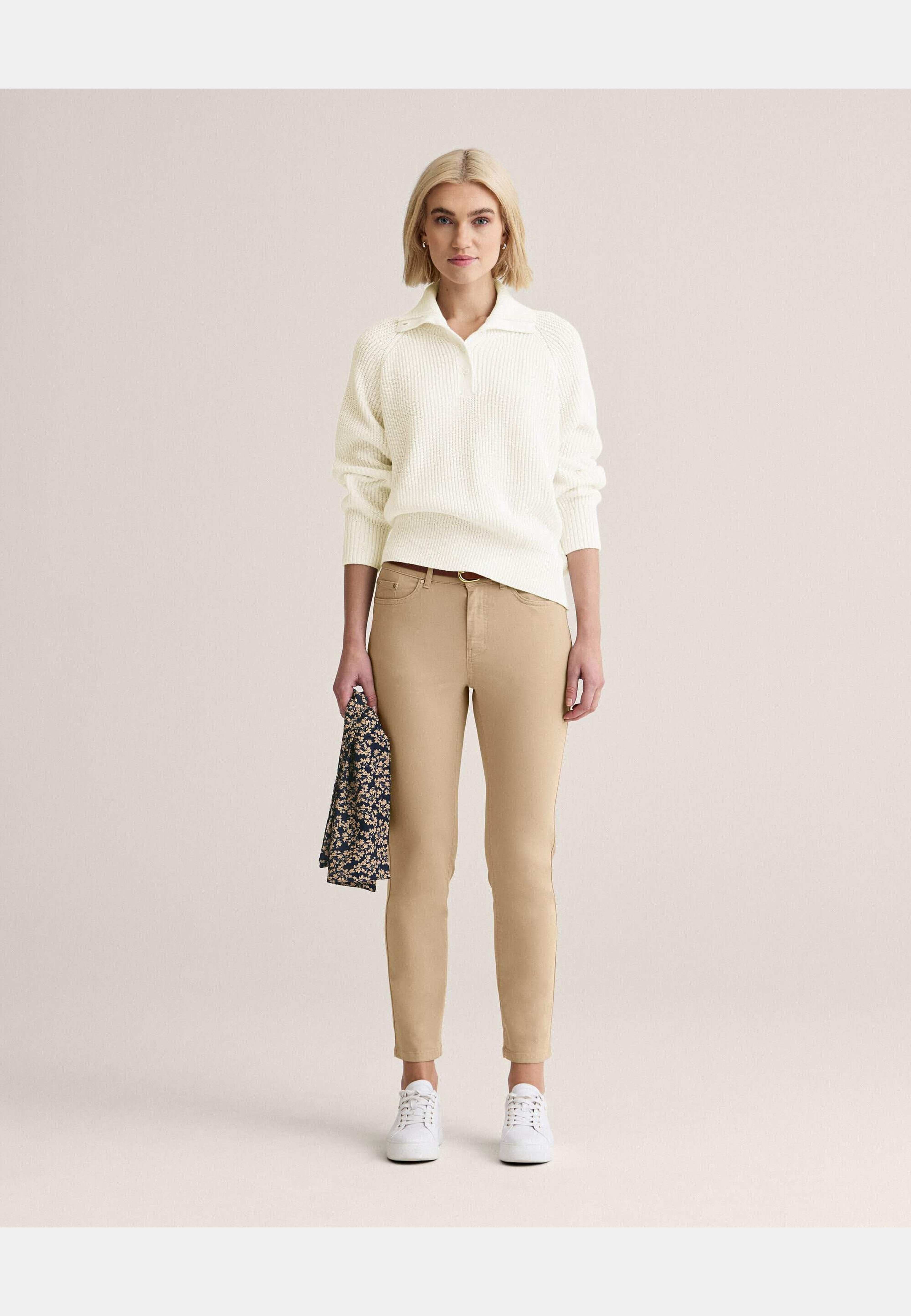 Nora Twill Trousers, från Newhouse, i färgen sand. Klicka för att öppna bilden i stort format