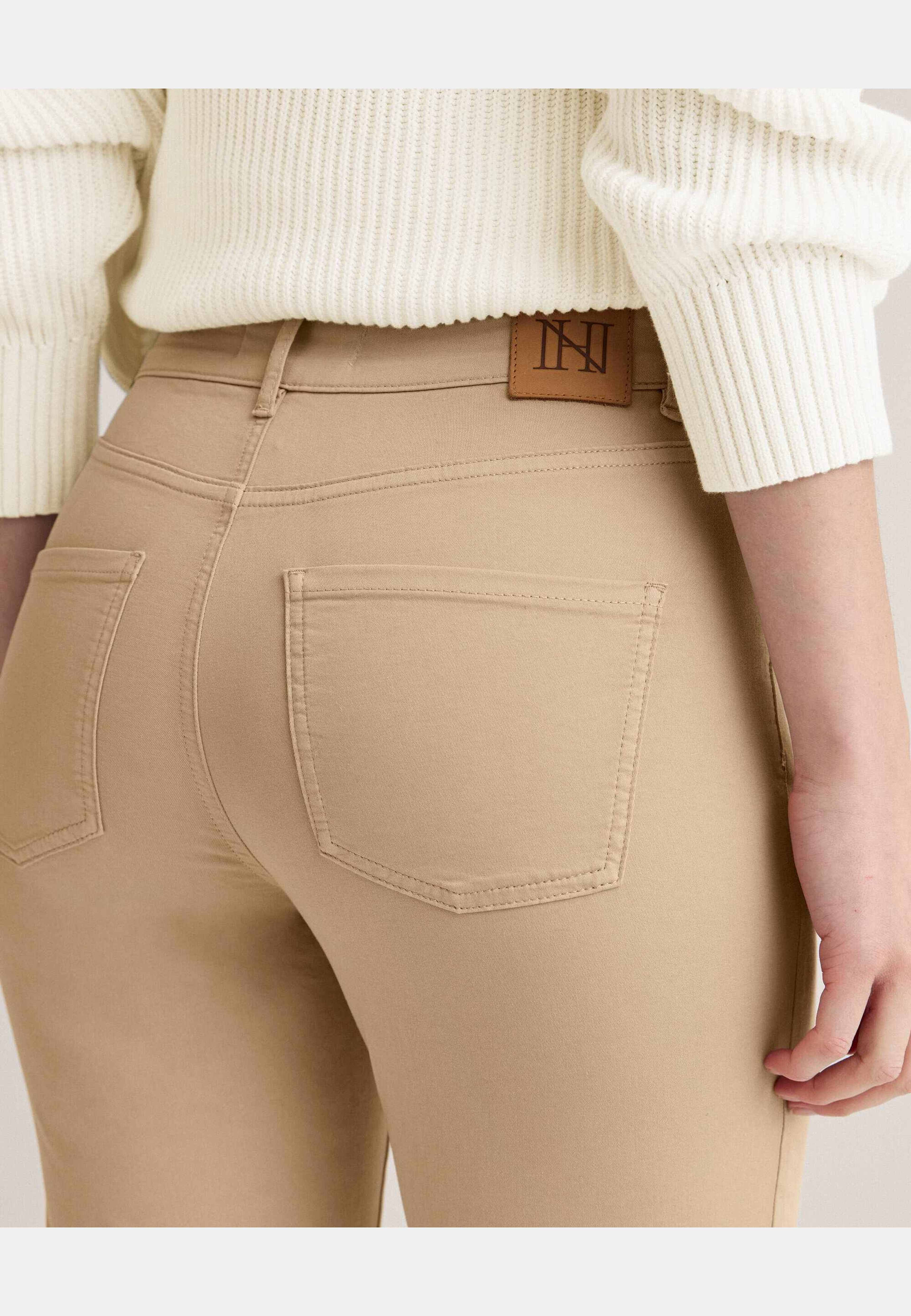 Nora Twill Trousers, från Newhouse, i färgen sand. Klicka för att öppna bilden i stort format