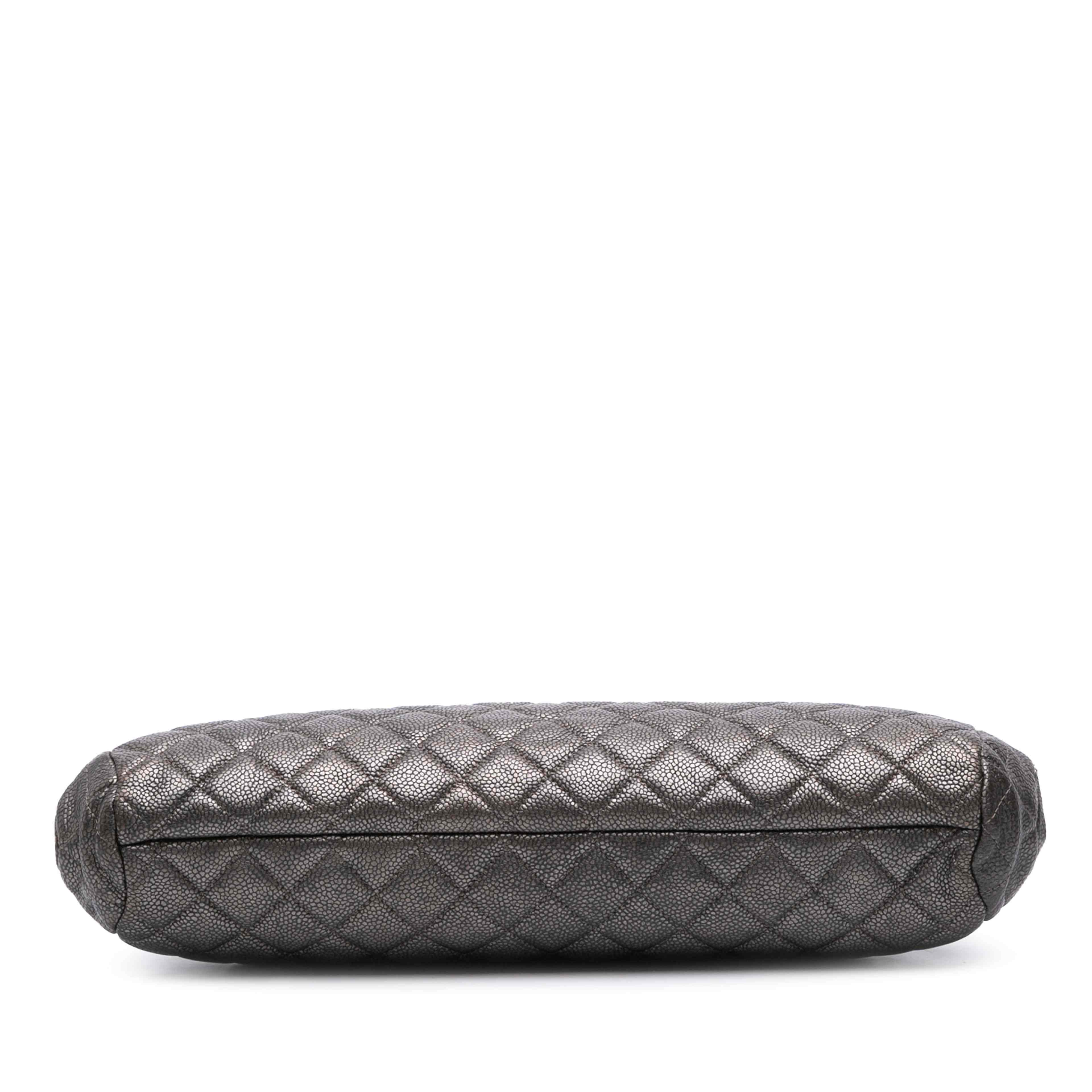 Chanel Cc Quilted Metallic Caviar Clutch, från Luxclusif, i färgen silver. Klicka för att öppna bilden i stort format