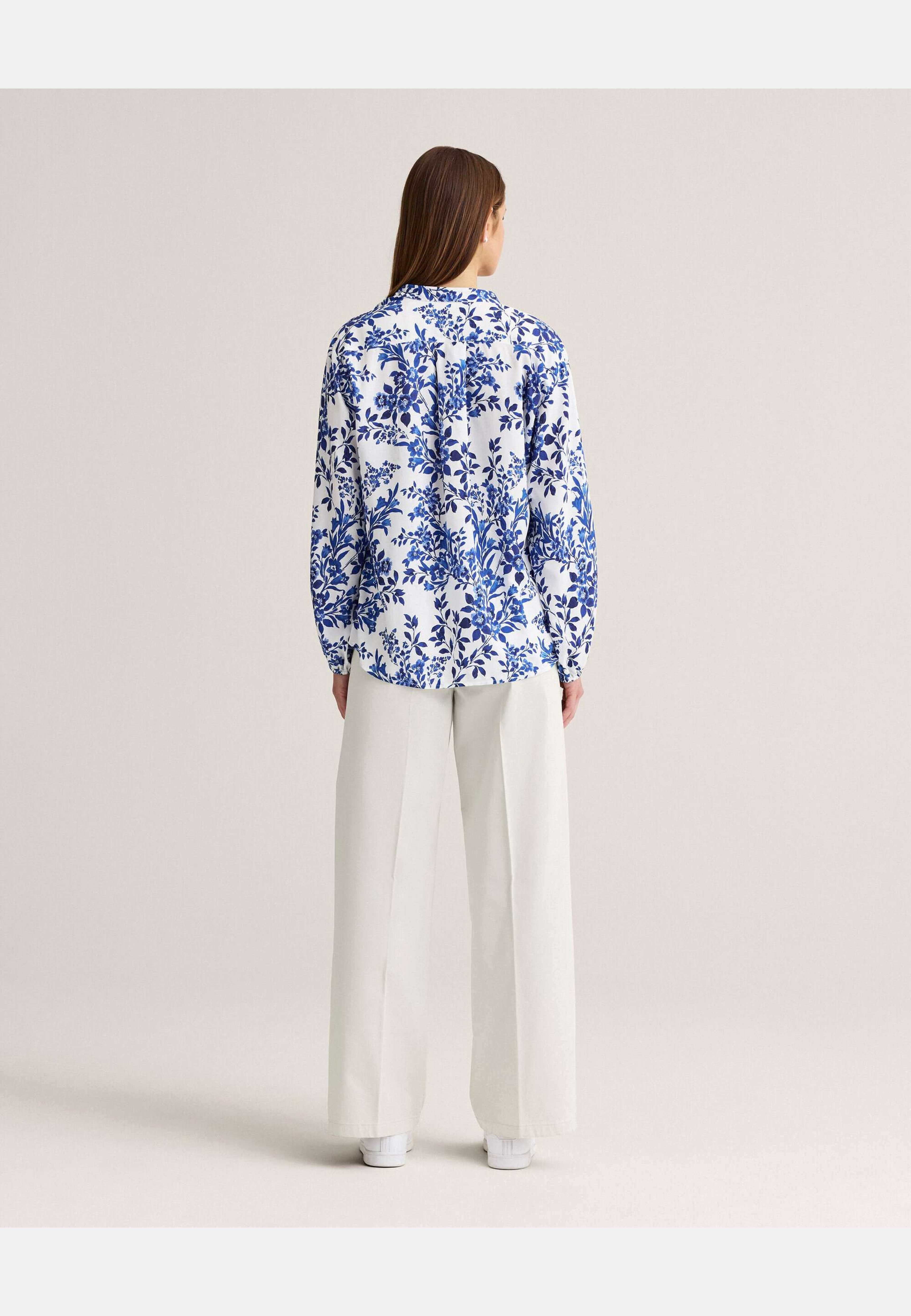 Marissa Blouse, från Newhouse, i färgen kornblå. Klicka för att öppna bilden i stort format