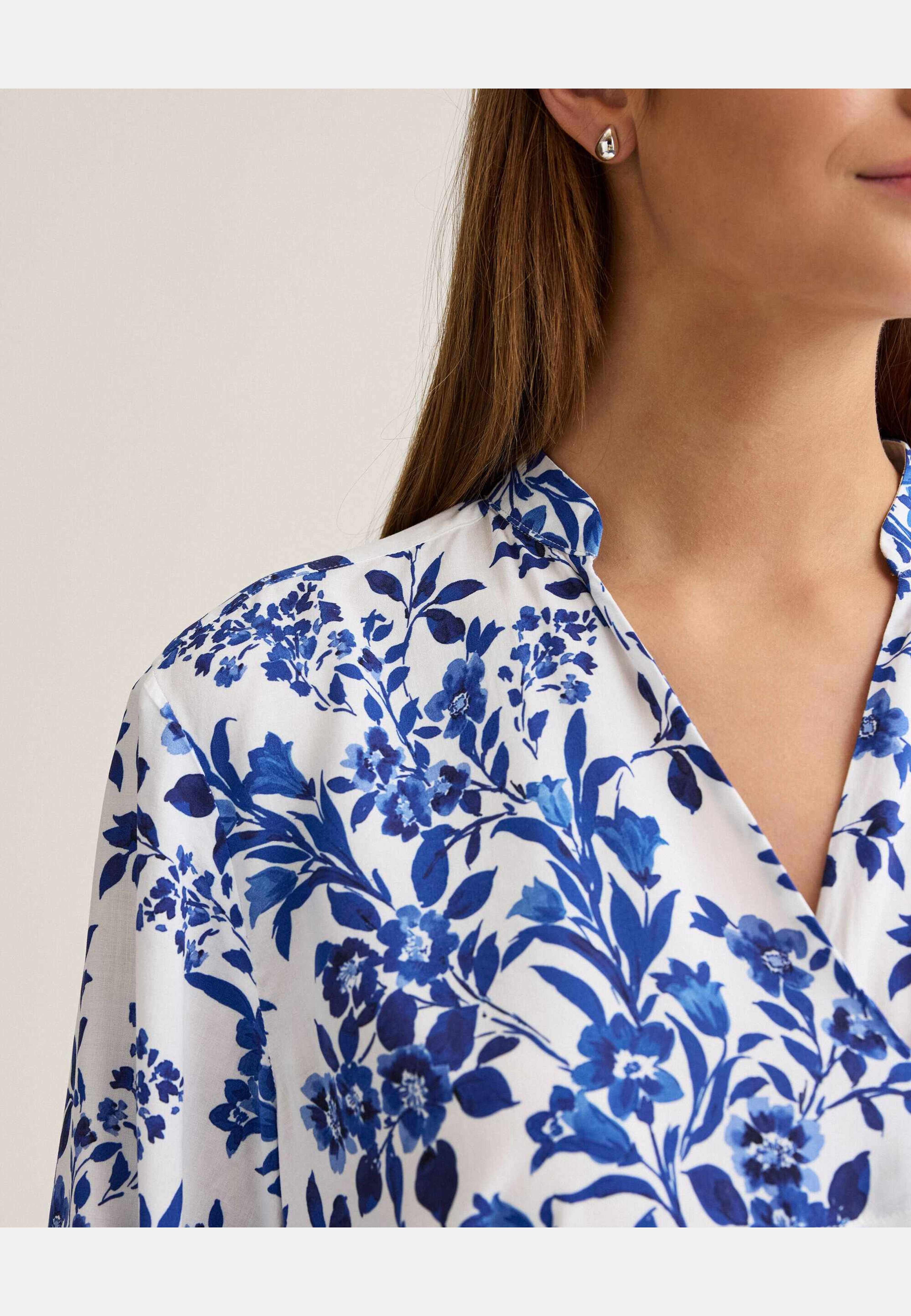 Marissa Blouse, från Newhouse, i färgen kornblå. Klicka för att öppna bilden i stort format