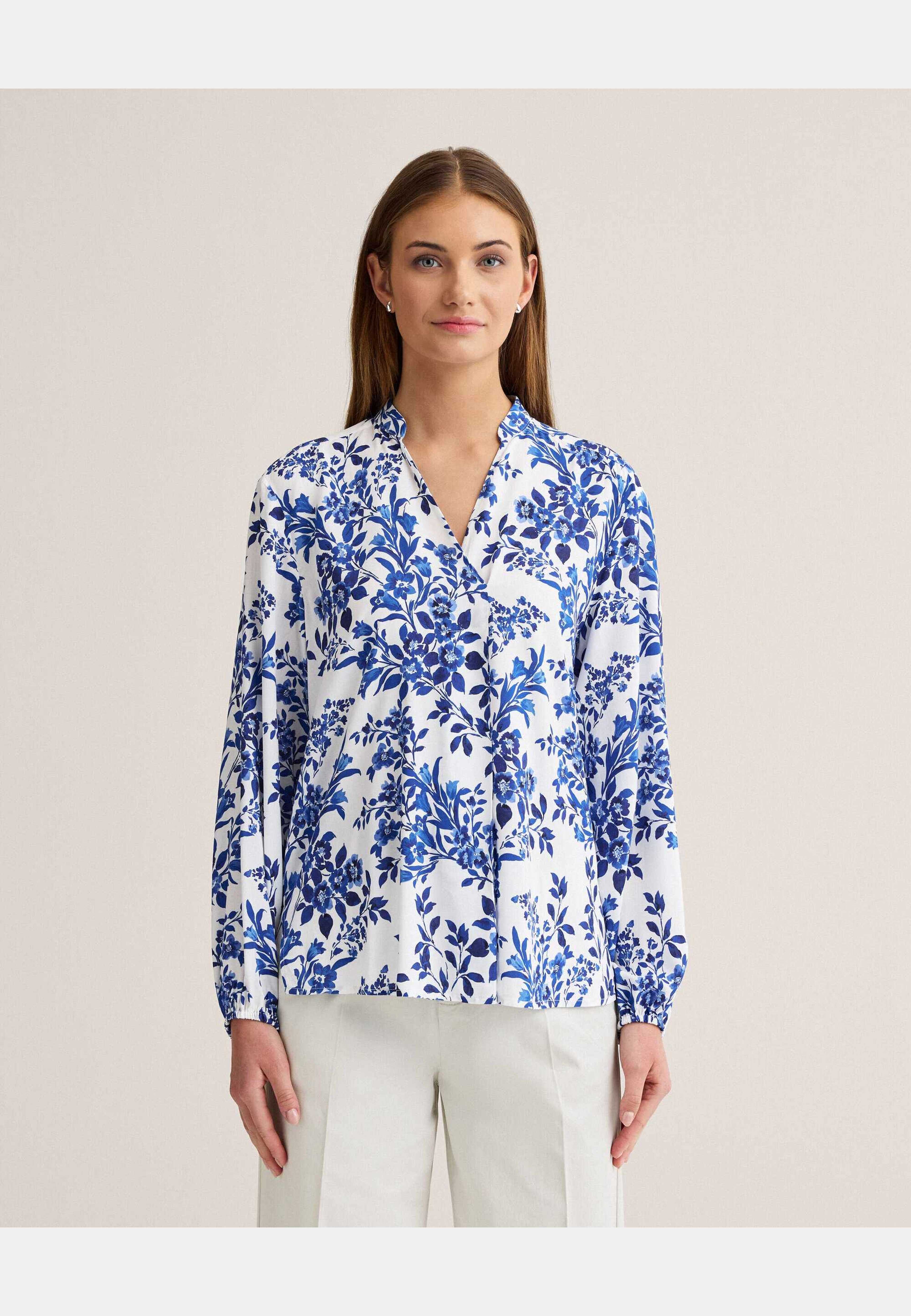 Marissa Blouse, från Newhouse, i färgen kornblå. Klicka för att öppna bilden i stort format