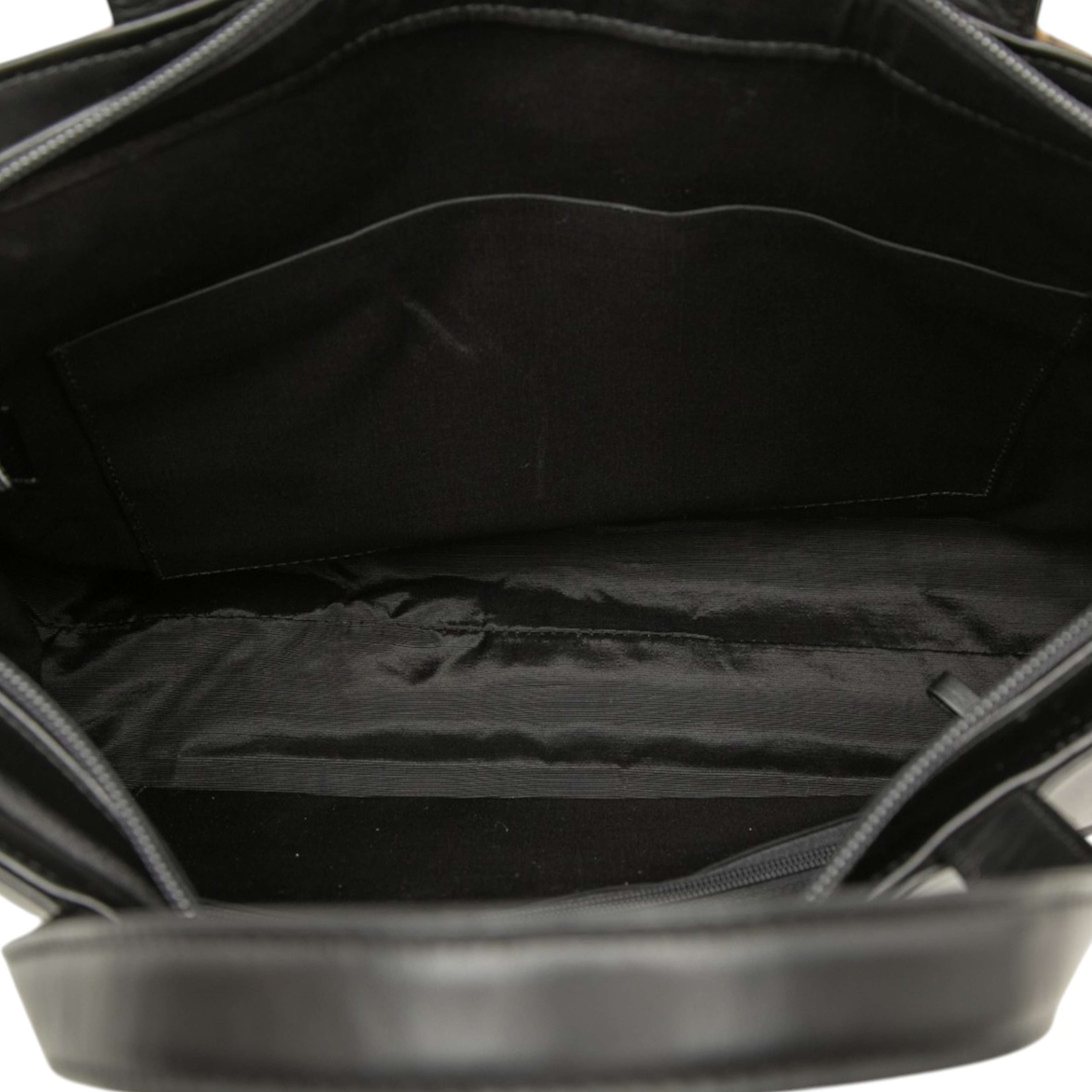 Burberry Nova Check Canvas Trimmed Leather Satchel, från Luxclusif, i färgen svart. Klicka för att öppna bilden i stort format