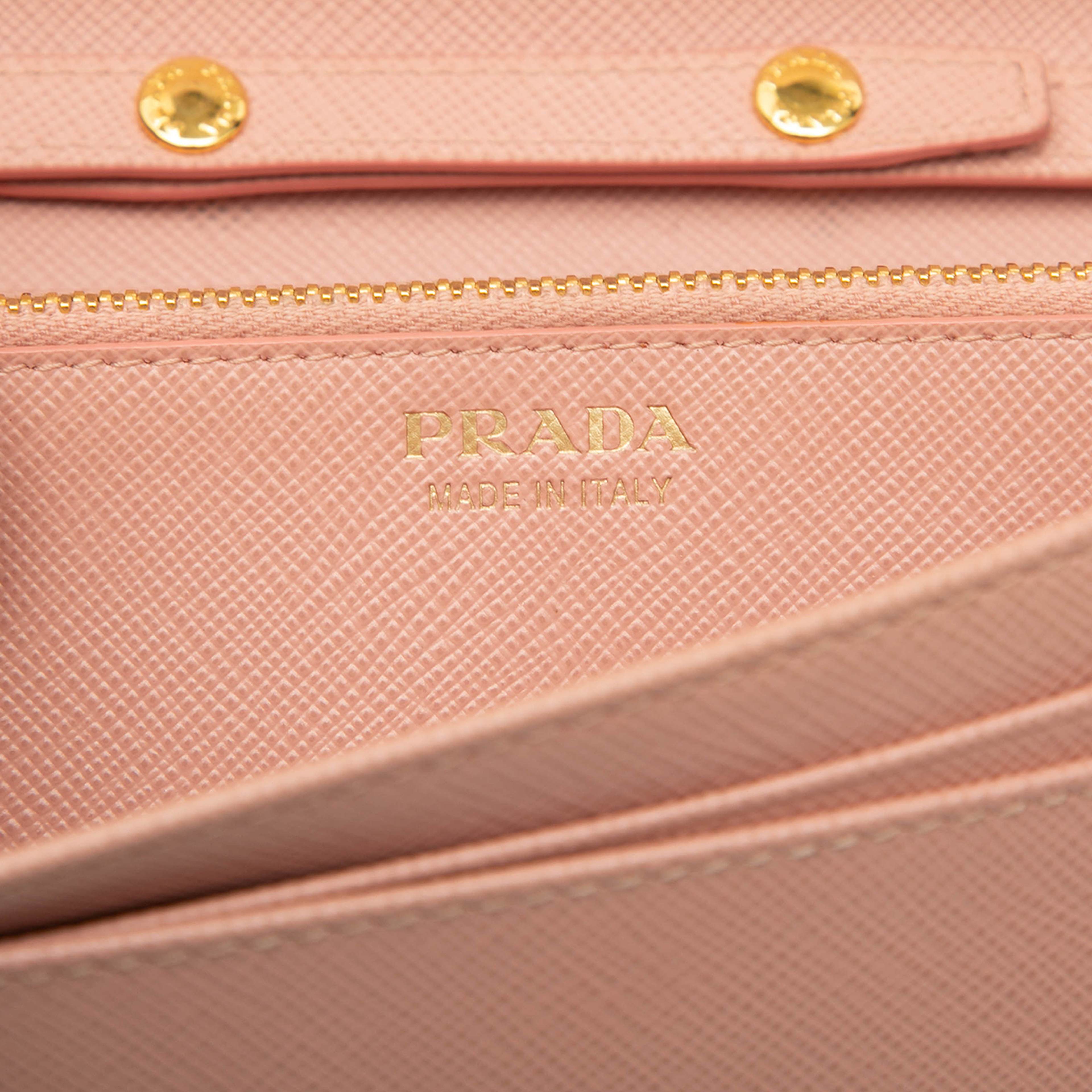 Prada Saffiano Wallet On Chain, från Luxclusif, i färgen pink. Klicka för att öppna bilden i stort format