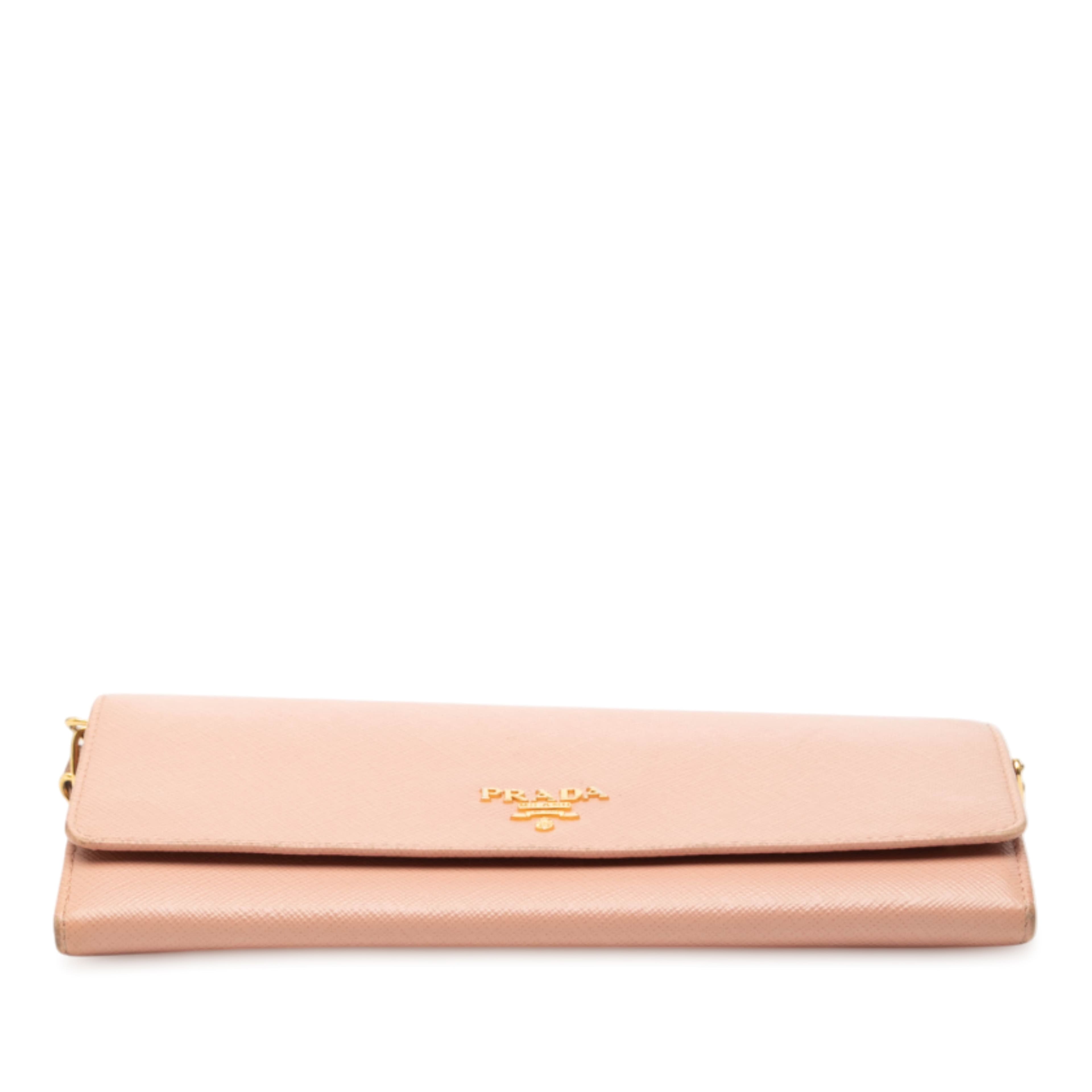 Prada Saffiano Wallet On Chain, från Luxclusif, i färgen pink. Klicka för att öppna bilden i stort format