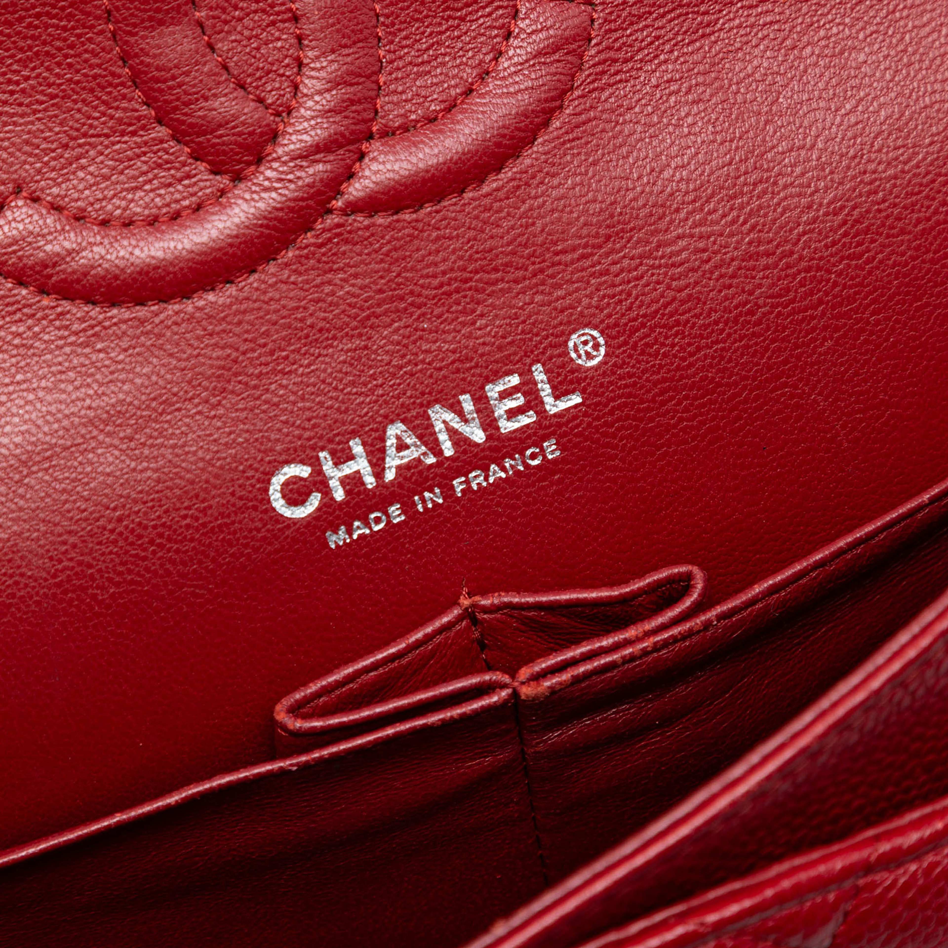 Chanel Medium Classic Caviar Double Flap, från Luxclusif, i färgen red. Klicka för att öppna bilden i stort format