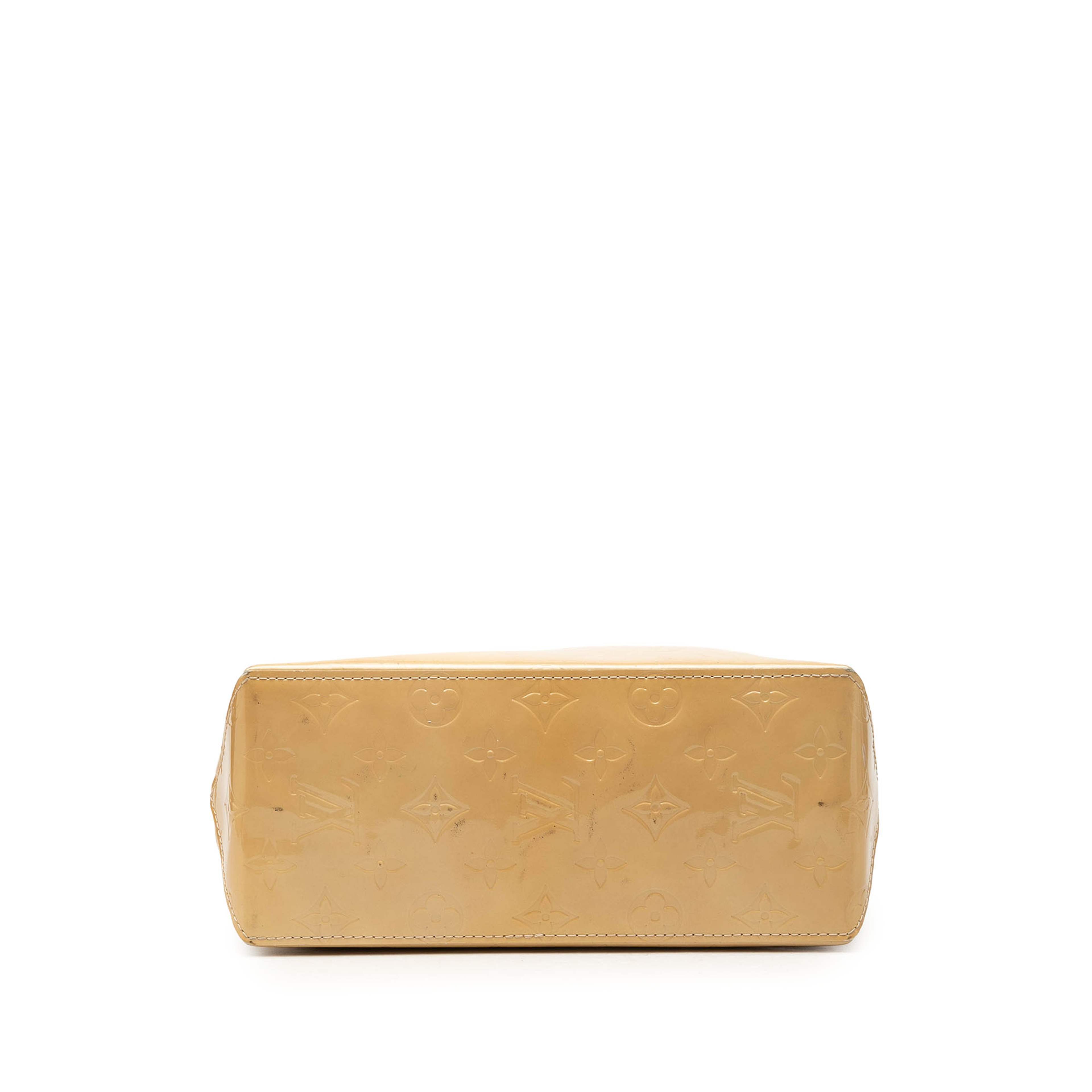 Louis Vuitton Monogram Vernis Reade Pm, från Luxclusif, i färgen beige. Klicka för att öppna bilden i stort format