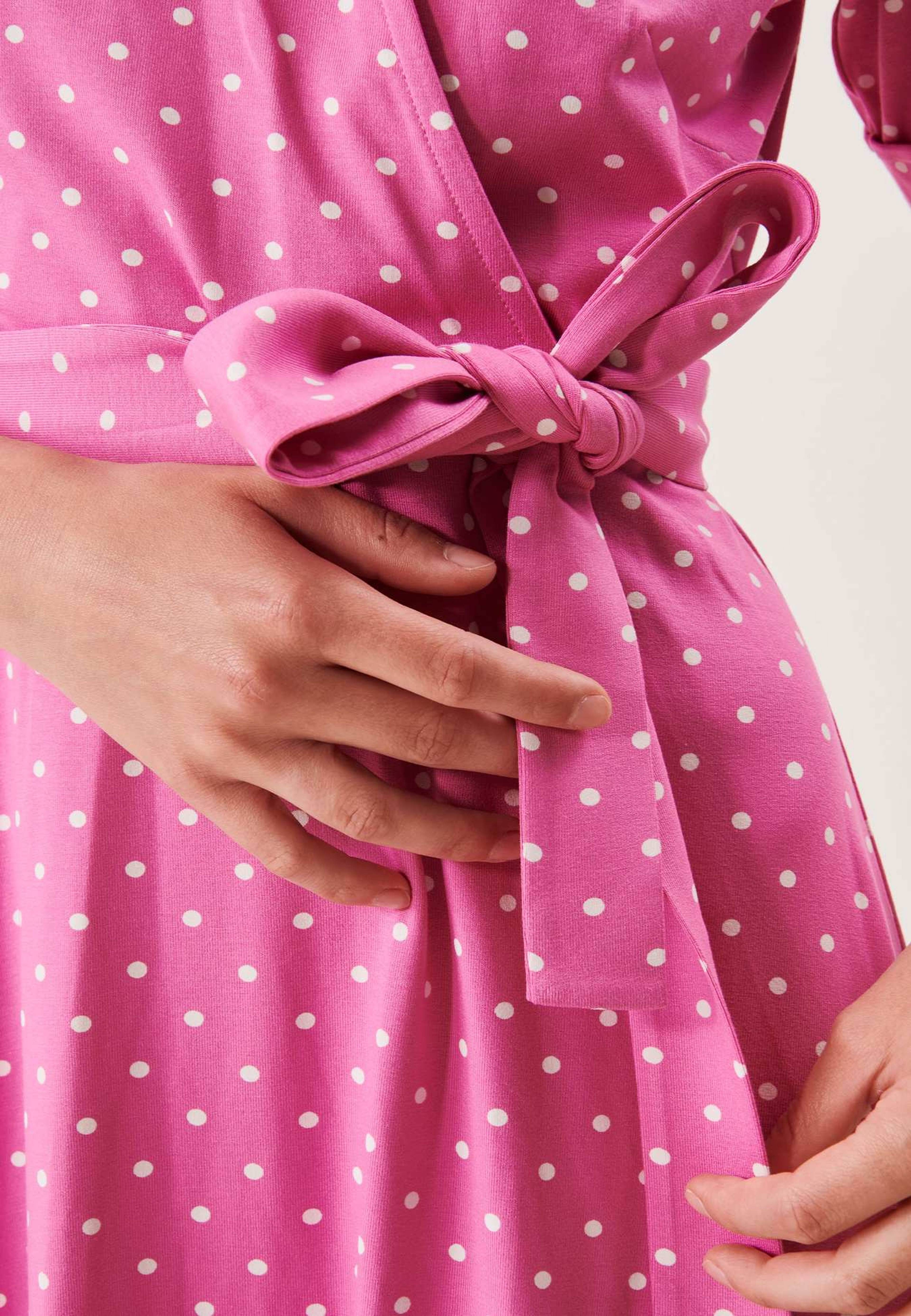 Loreen Dot Dress, från Jumperfabriken, i färgen pink. Klicka för att öppna bilden i stort format