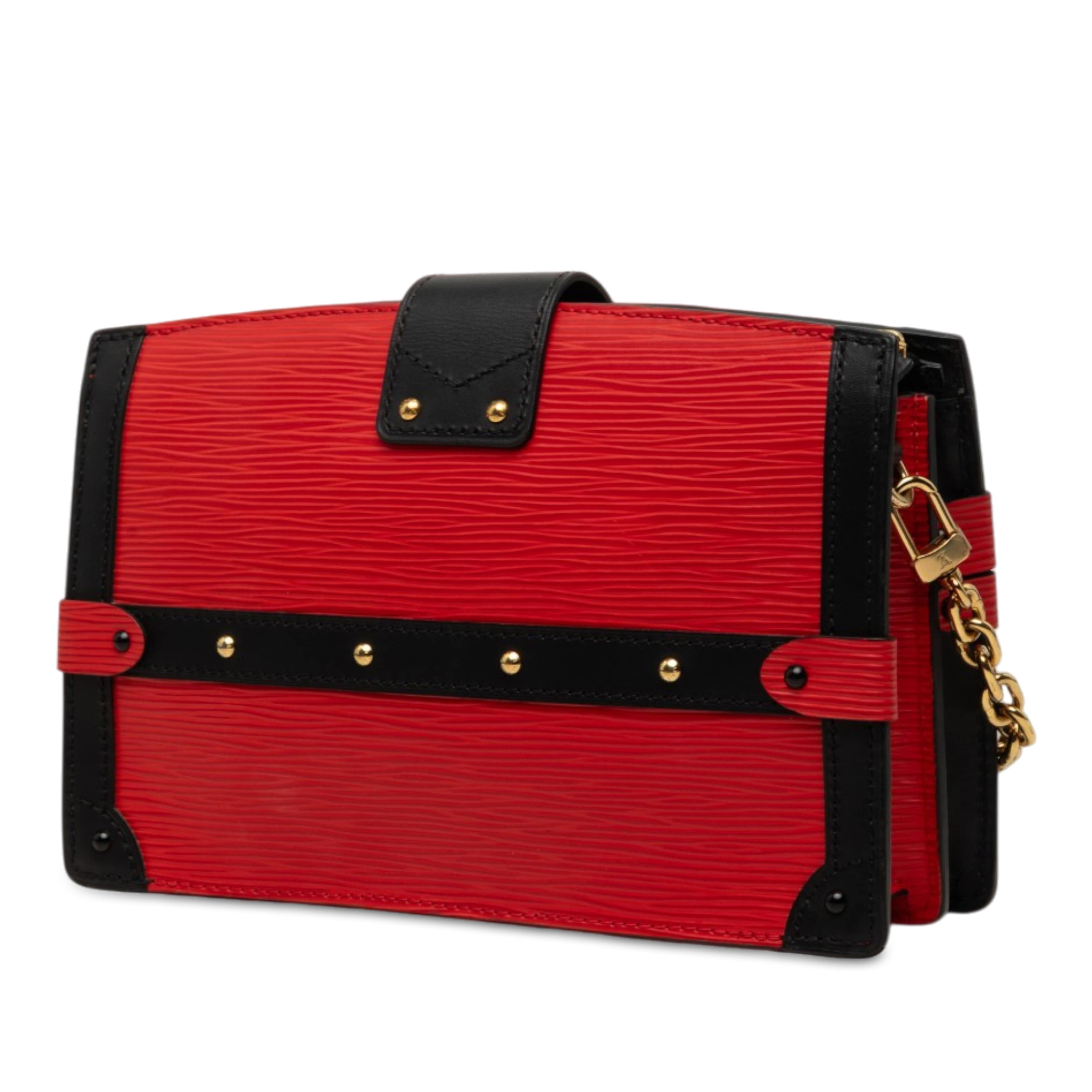 Louis Vuitton Epi Trunk Clutch, från Luxclusif, i färgen svart. Klicka för att öppna bilden i stort format