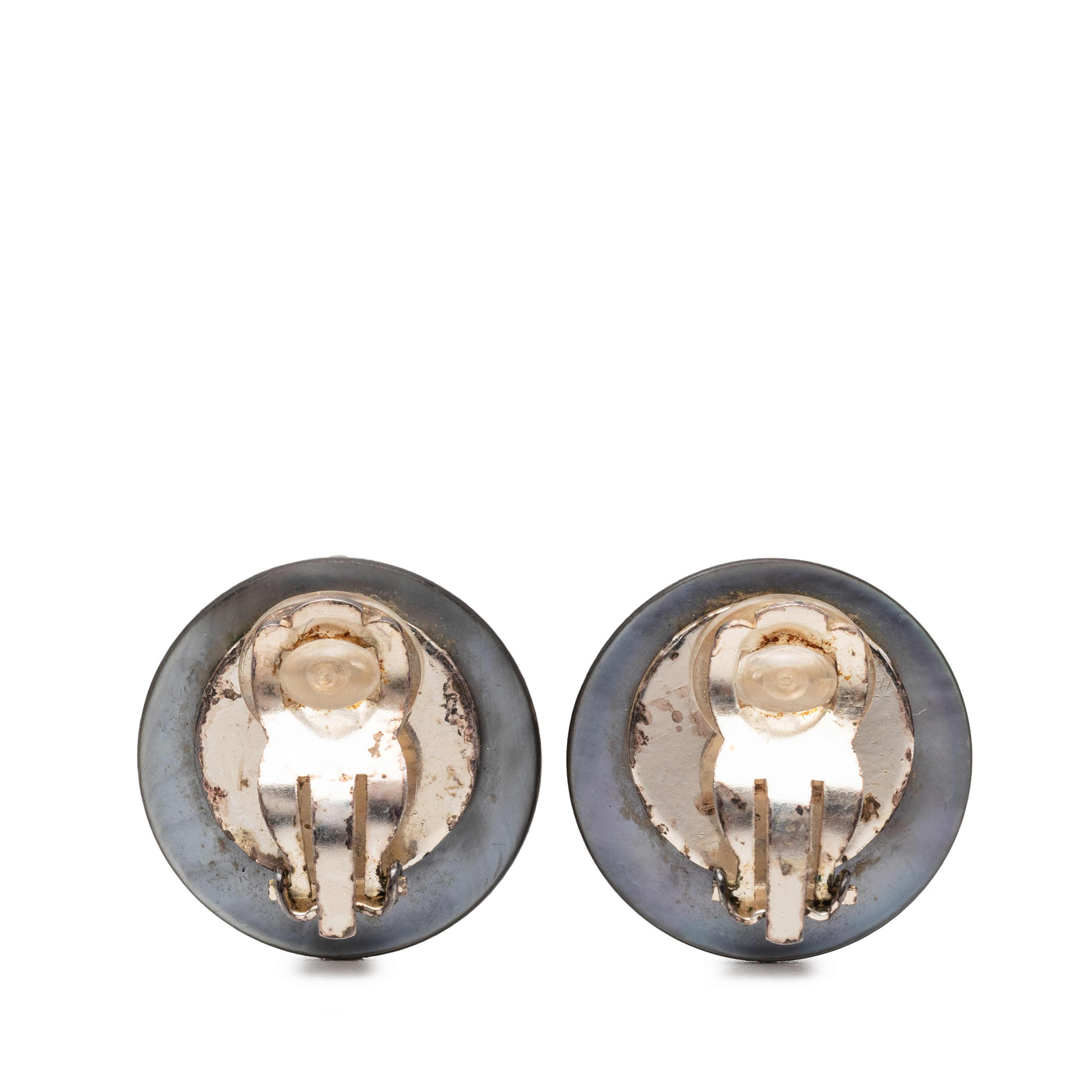 Chanel Cc Faux Pearl Strass Clip On Earrings, från Luxclusif, i färgen grå. Klicka för att öppna bilden i stort format
