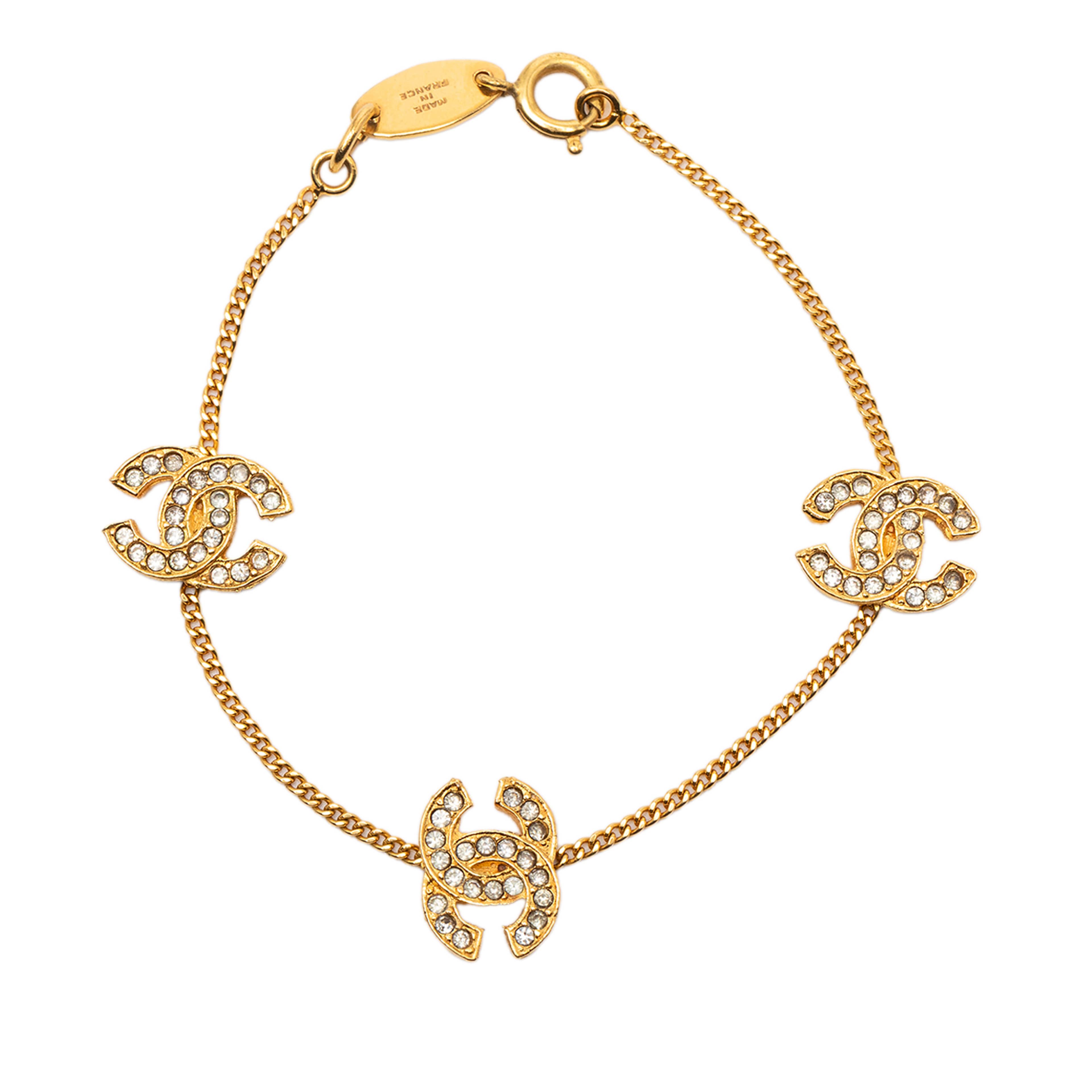 Chanel Gold Plated Rhinestone Cc Charm Bracelet, från Luxclusif, i färgen gold. Klicka för att öppna bilden i stort format