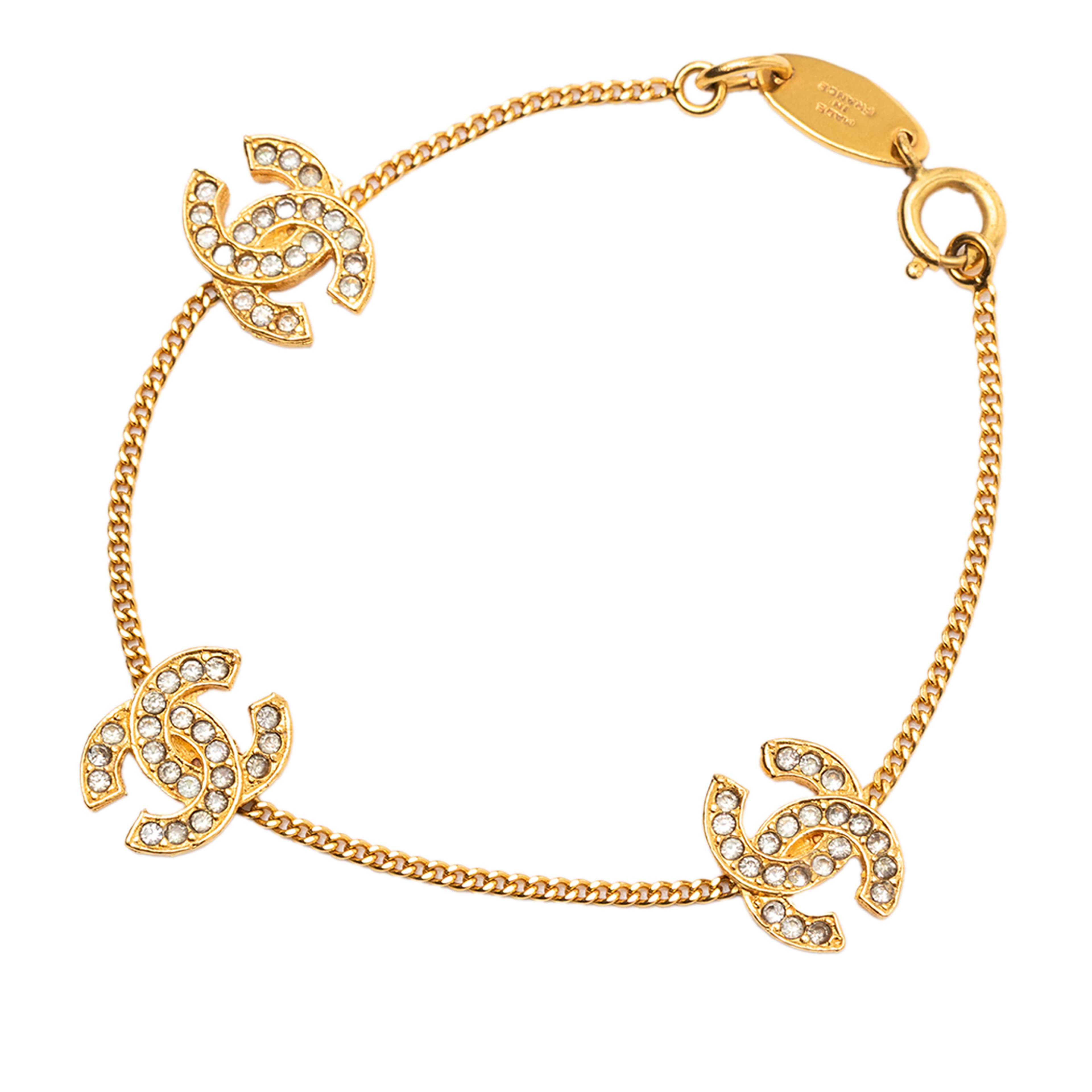 Chanel Gold Plated Rhinestone Cc Charm Bracelet, från Luxclusif, i färgen gold. Klicka för att öppna bilden i stort format