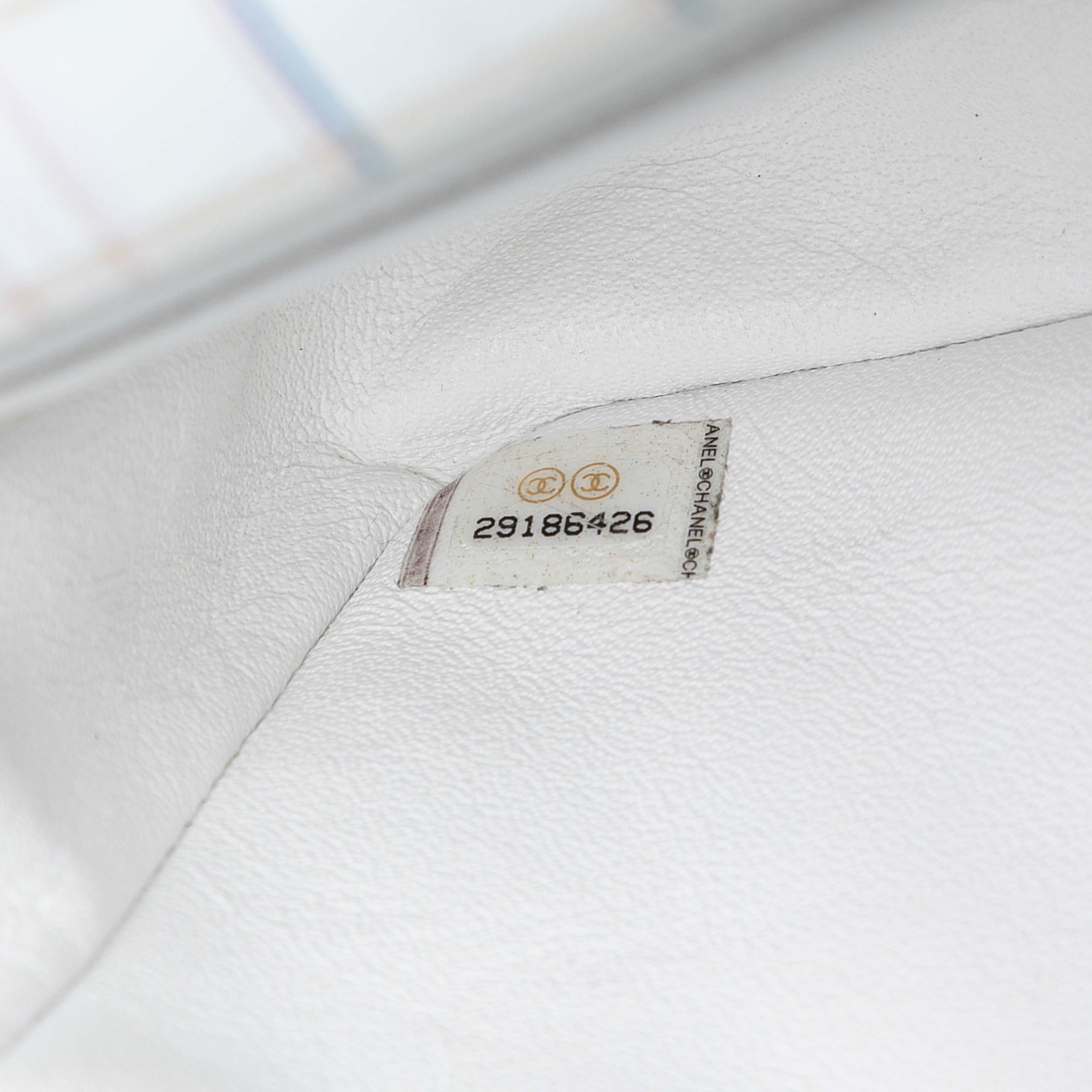 Chanel Mini Rectangular Classic Printed Calfskin Single Flap, från Luxclusif, i färgen white. Klicka för att öppna bilden i stort format