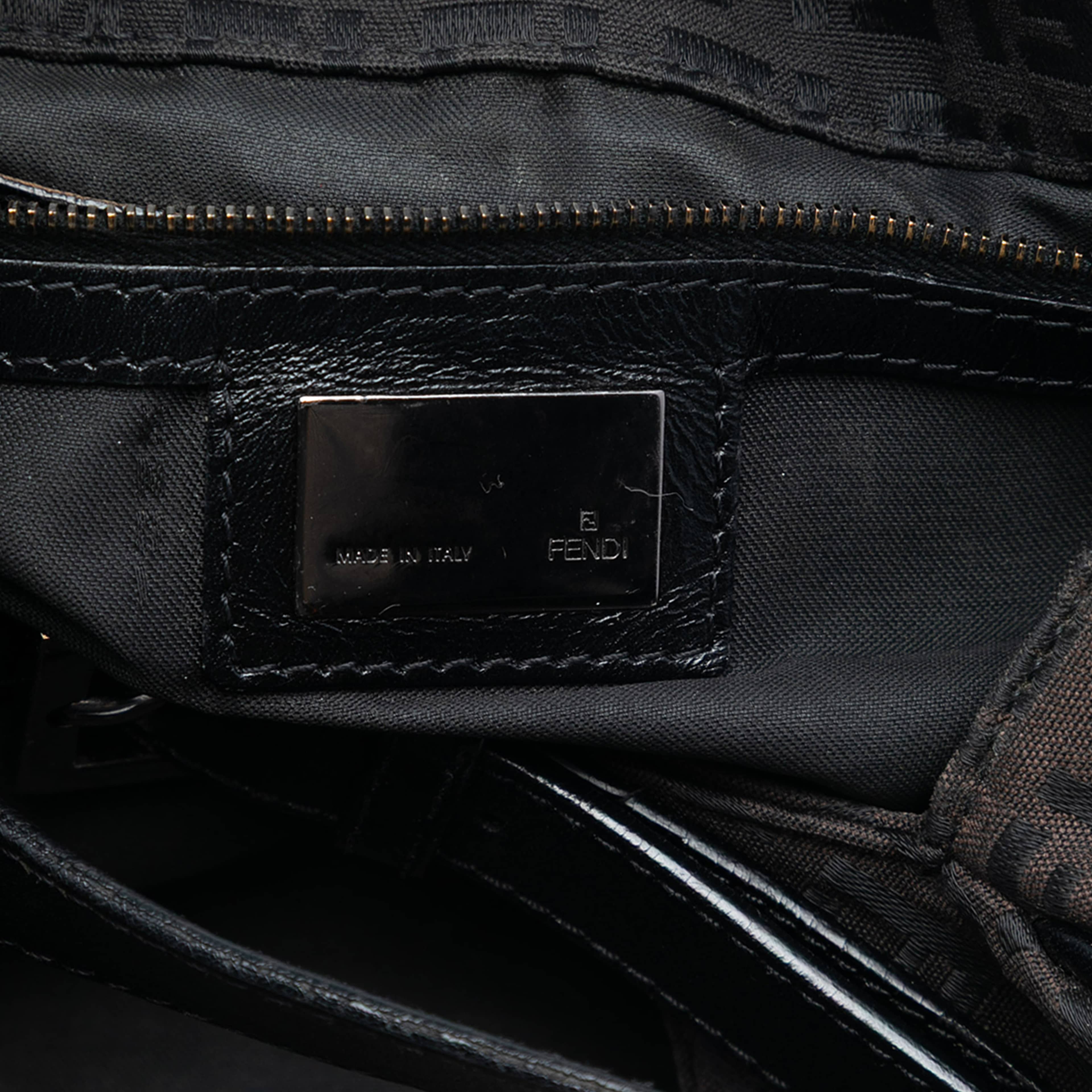 Fendi Zucchino Canvas Shoulder Bag, från Luxclusif, i färgen dark brown. Klicka för att öppna bilden i stort format