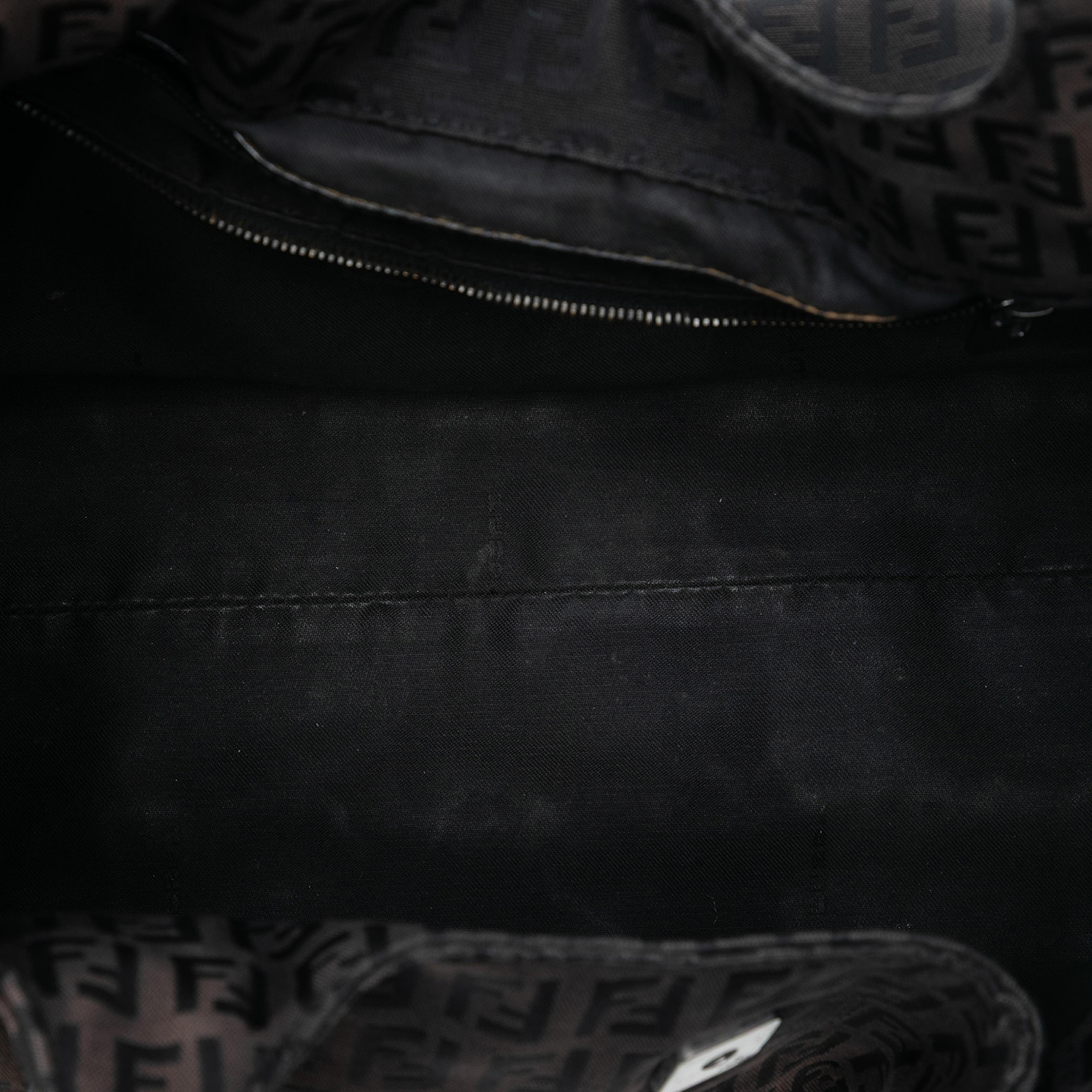 Fendi Zucchino Canvas Shoulder Bag, från Luxclusif, i färgen dark brown. Klicka för att öppna bilden i stort format