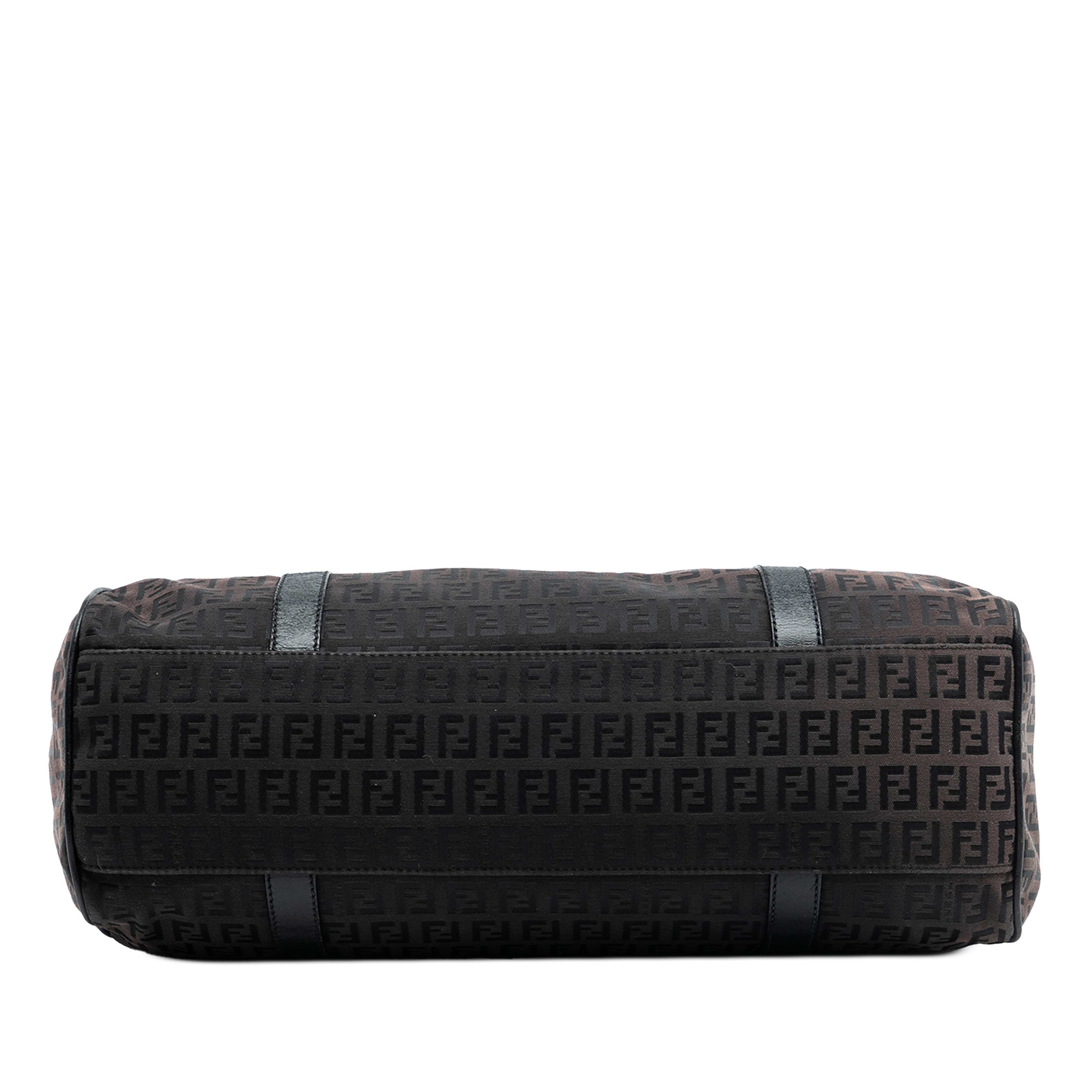 Fendi Zucchino Canvas Shoulder Bag, från Luxclusif, i färgen dark brown. Klicka för att öppna bilden i stort format