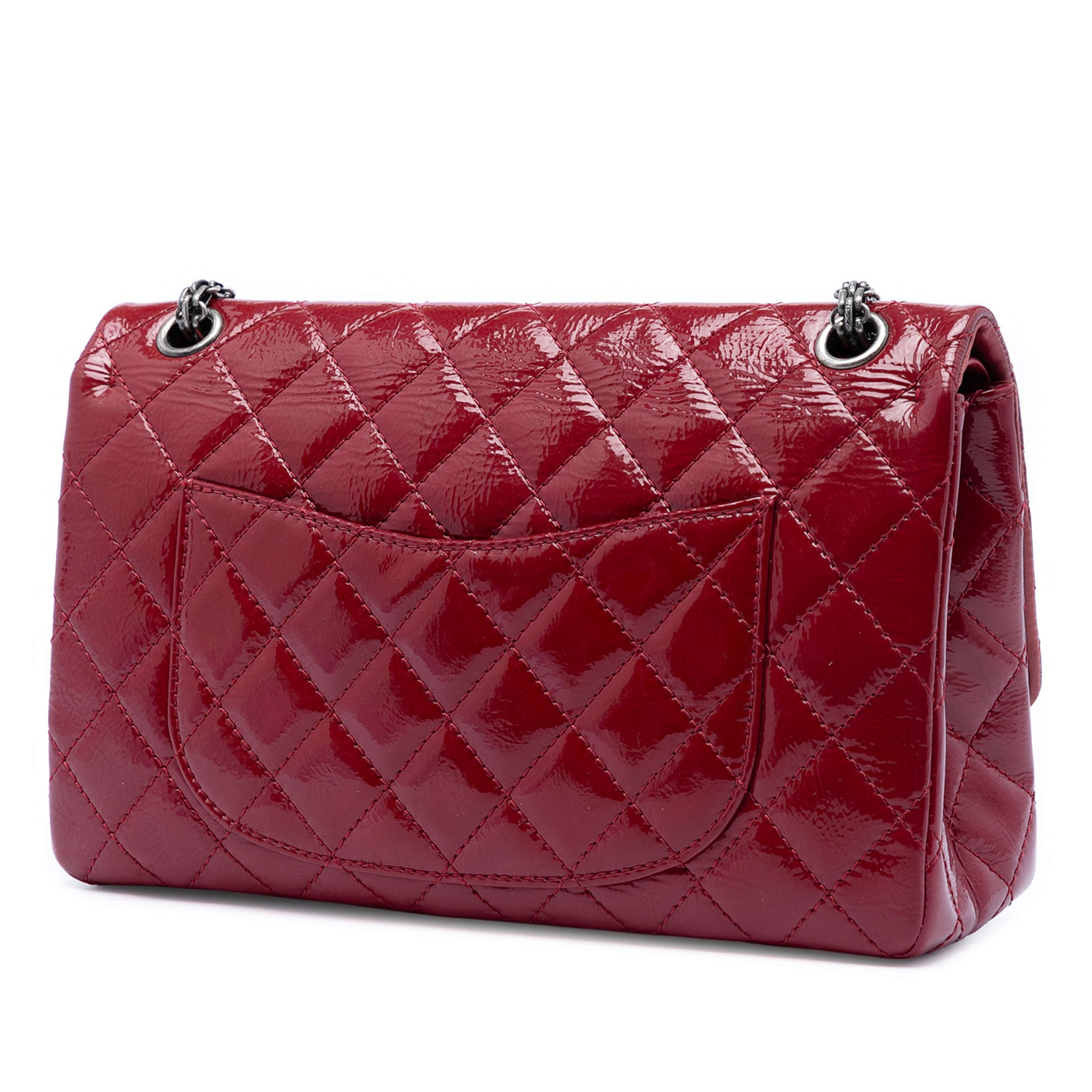 Chanel Quilted Crinkled Patent Reissue 2.55 Double Flap 226, från Luxclusif, i färgen red. Klicka för att öppna bilden i stort format