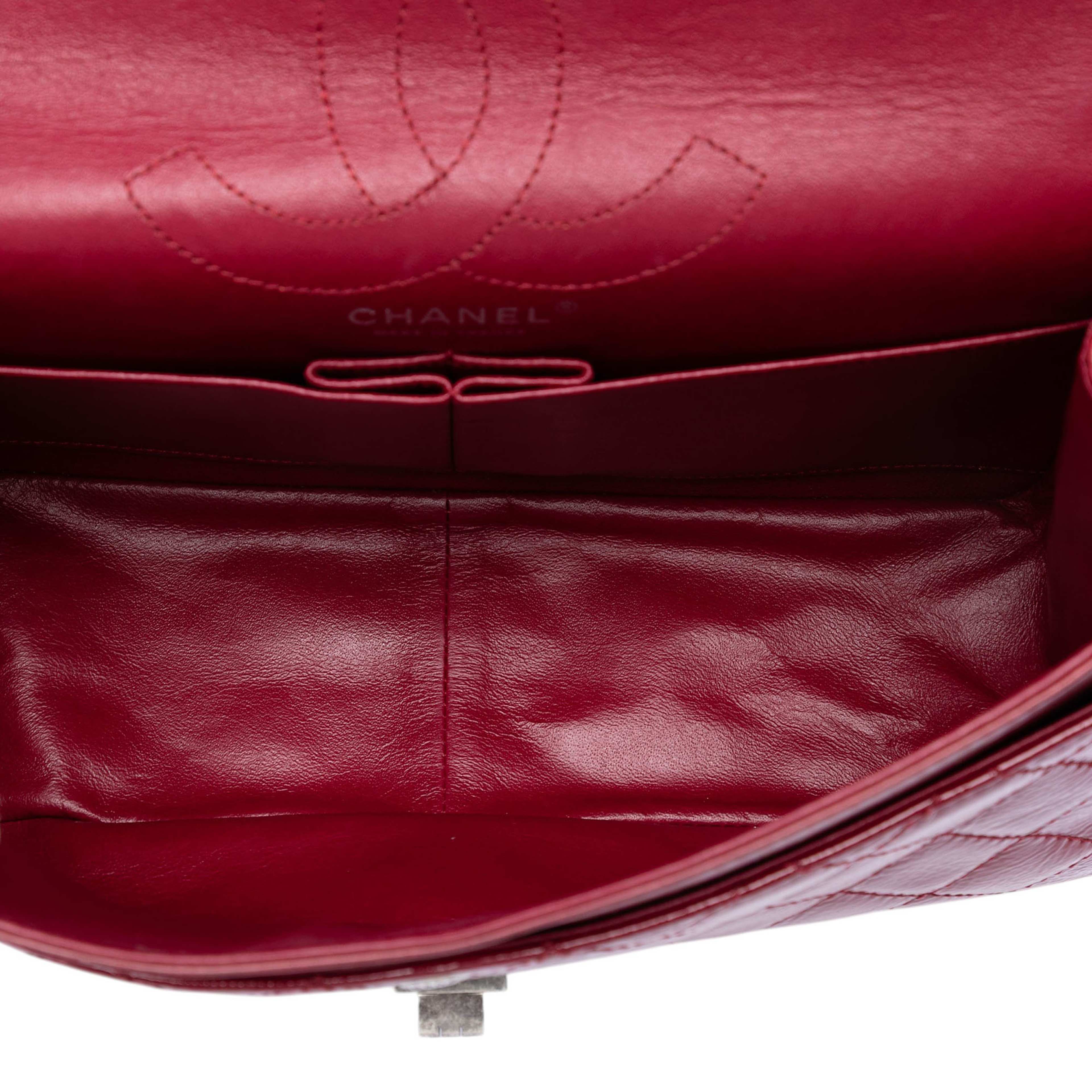 Chanel Quilted Crinkled Patent Reissue 2.55 Double Flap 226, från Luxclusif, i färgen red. Klicka för att öppna bilden i stort format