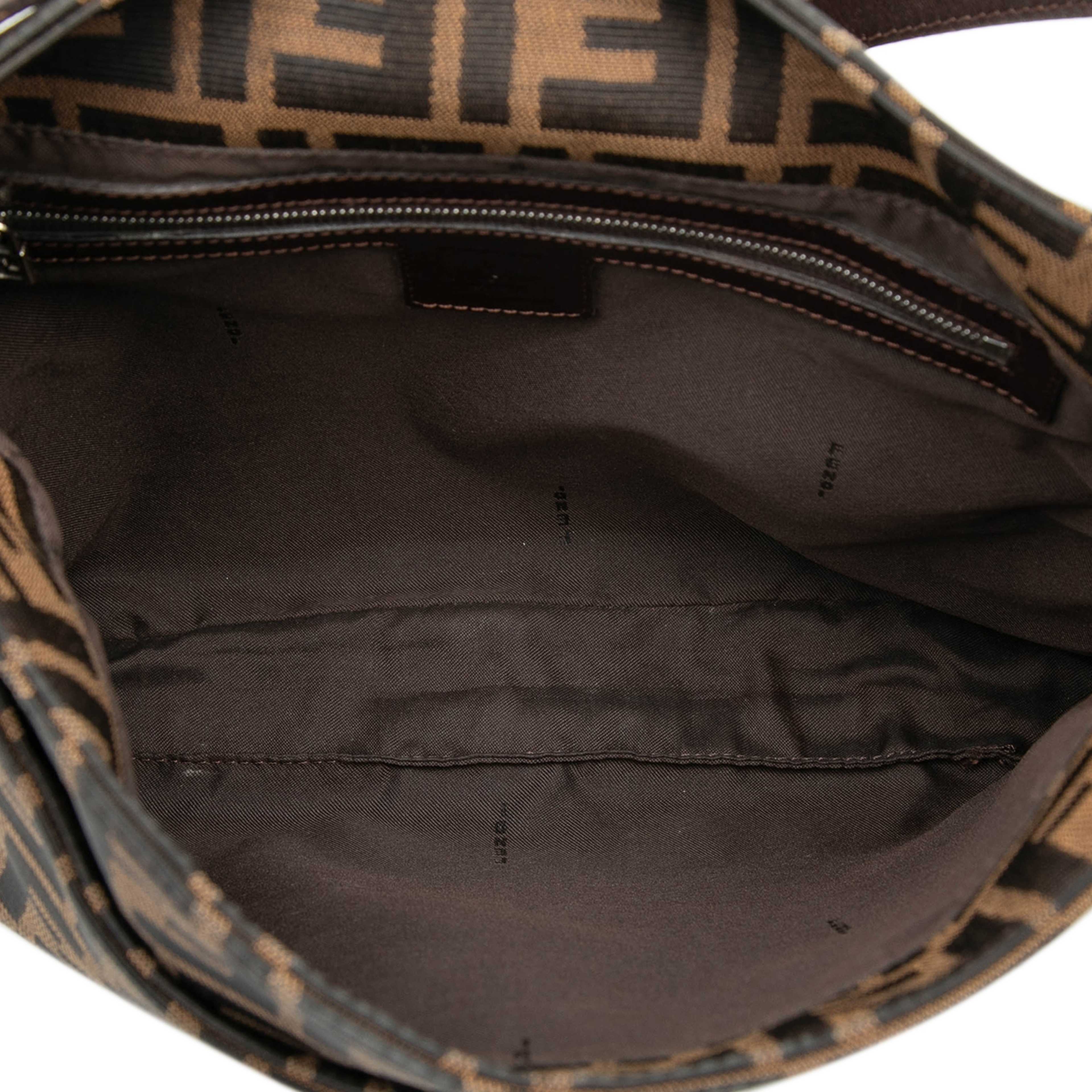 Fendi Zucca Canvas Shoulder Bag, från Luxclusif, i färgen brown. Klicka för att öppna bilden i stort format