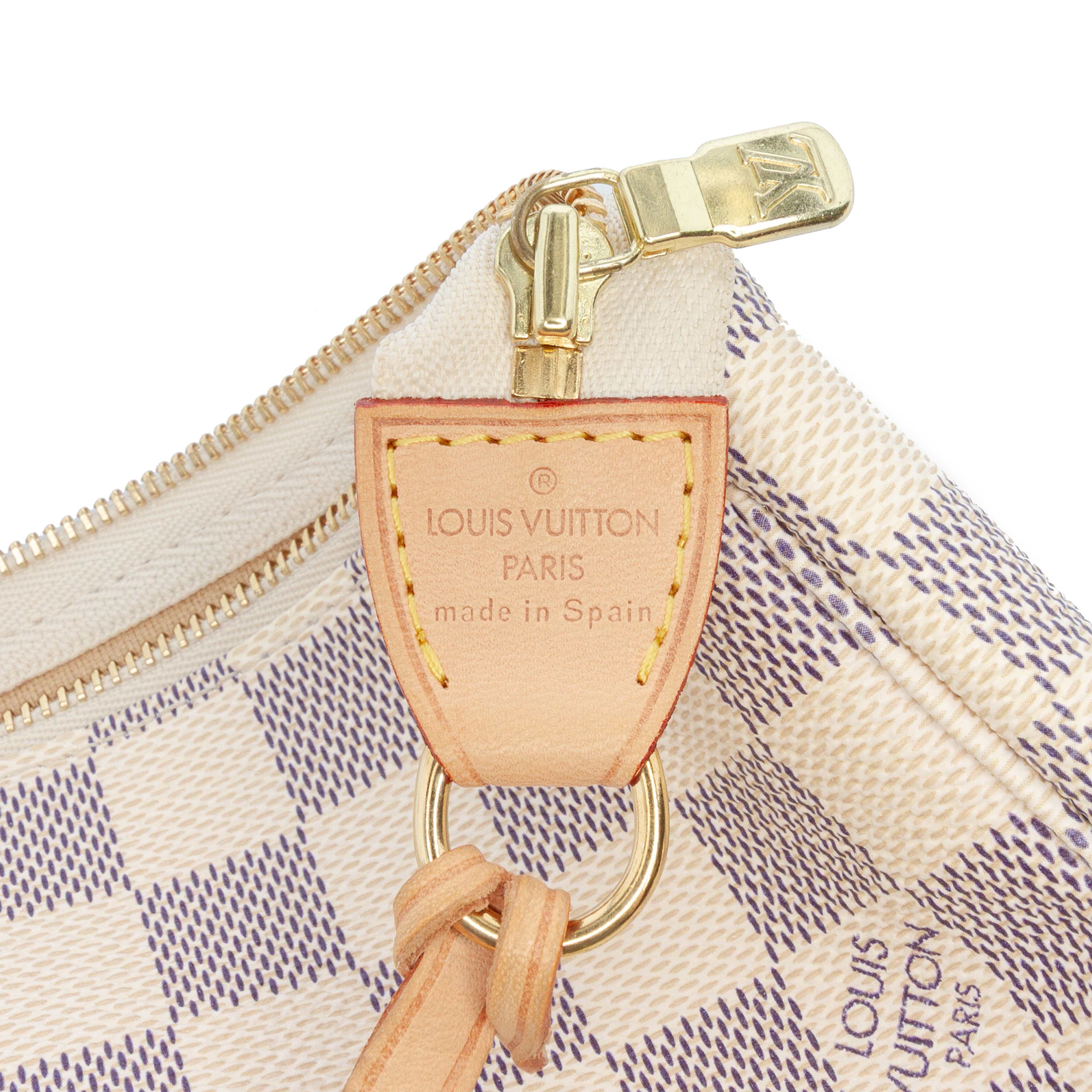 Louis Vuitton Damier Azur Pochette Accessoires, från Luxclusif, i färgen white. Klicka för att öppna bilden i stort format