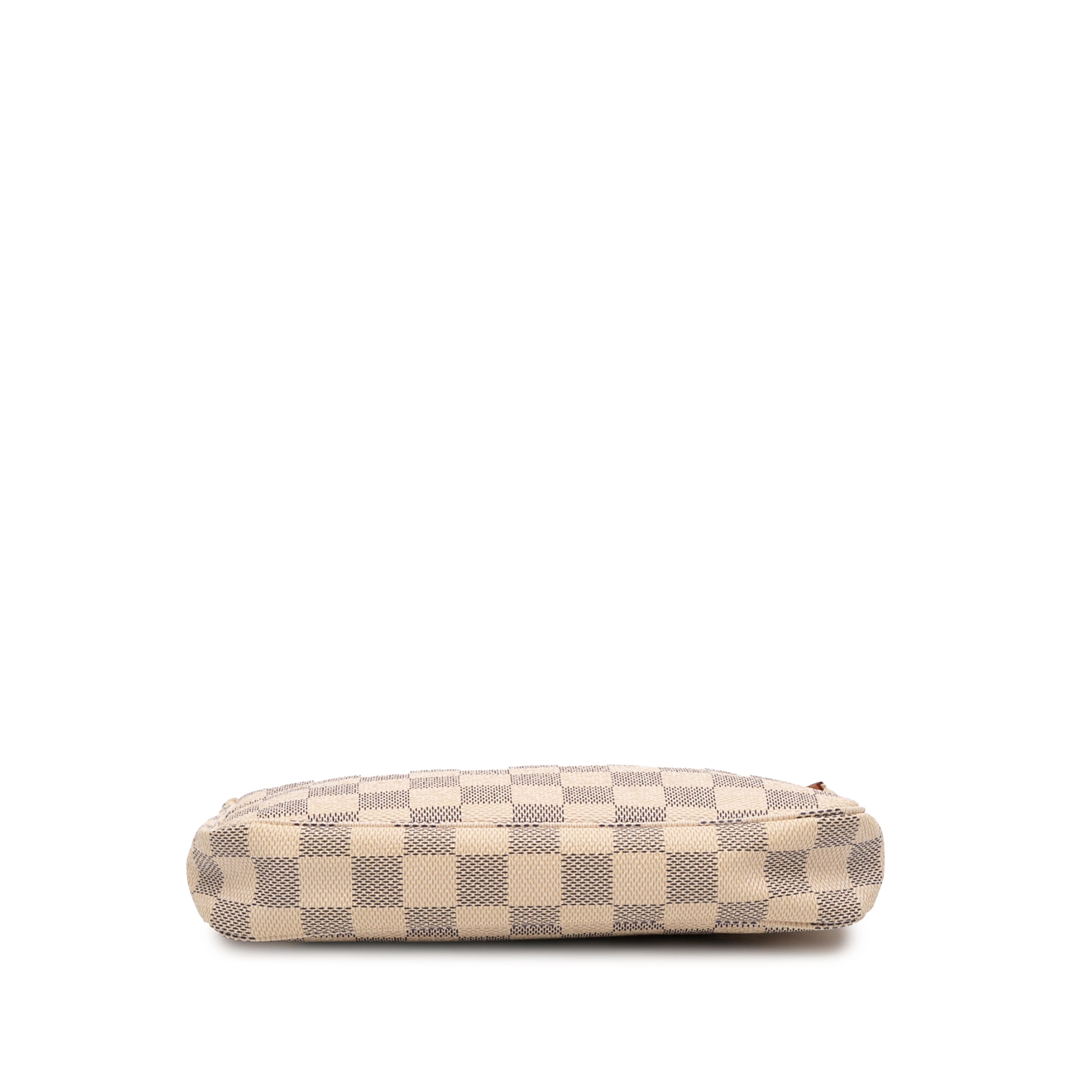 Louis Vuitton Damier Azur Pochette Accessoires, från Luxclusif, i färgen white. Klicka för att öppna bilden i stort format