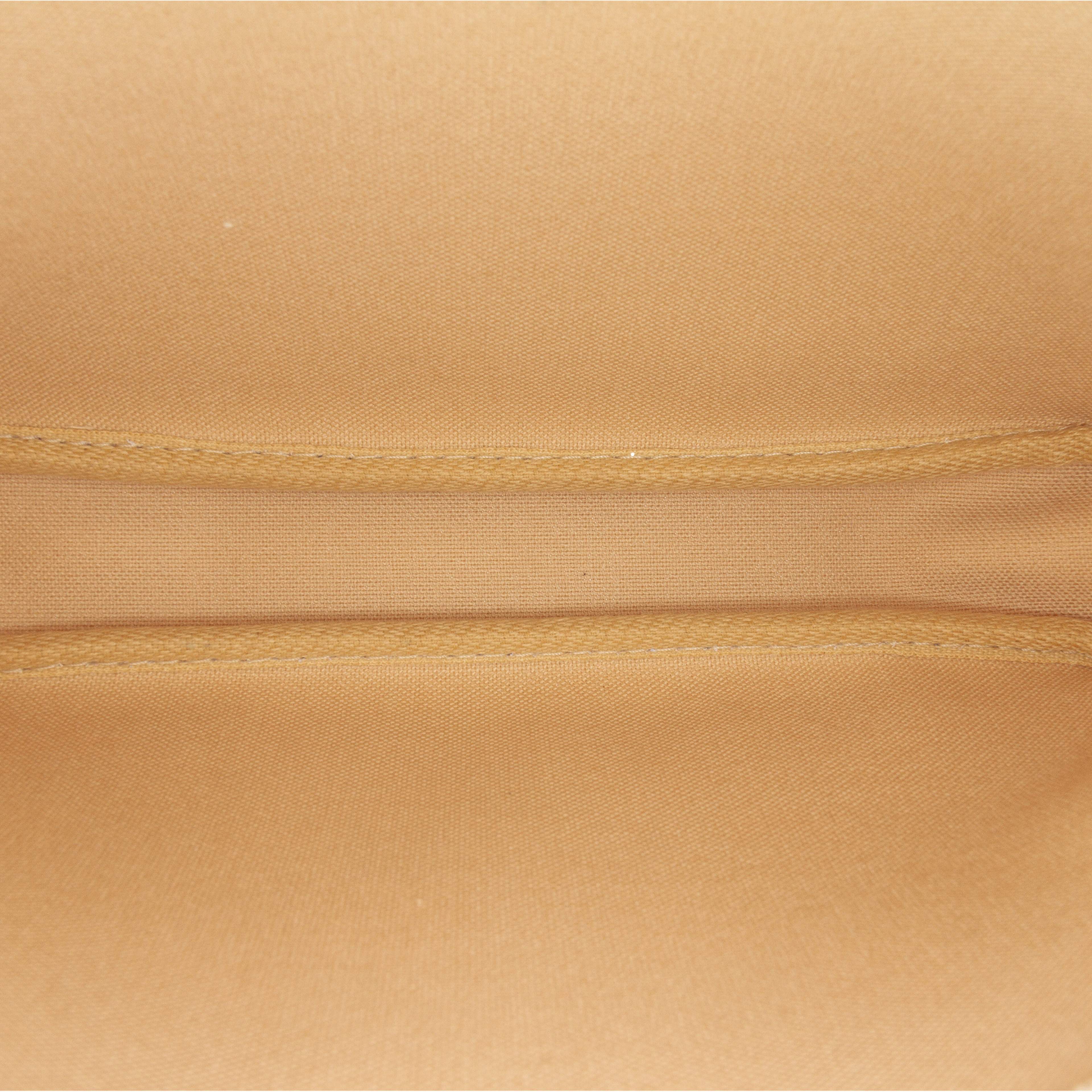 Louis Vuitton Damier Azur Pochette Accessoires, från Luxclusif, i färgen white. Klicka för att öppna bilden i stort format