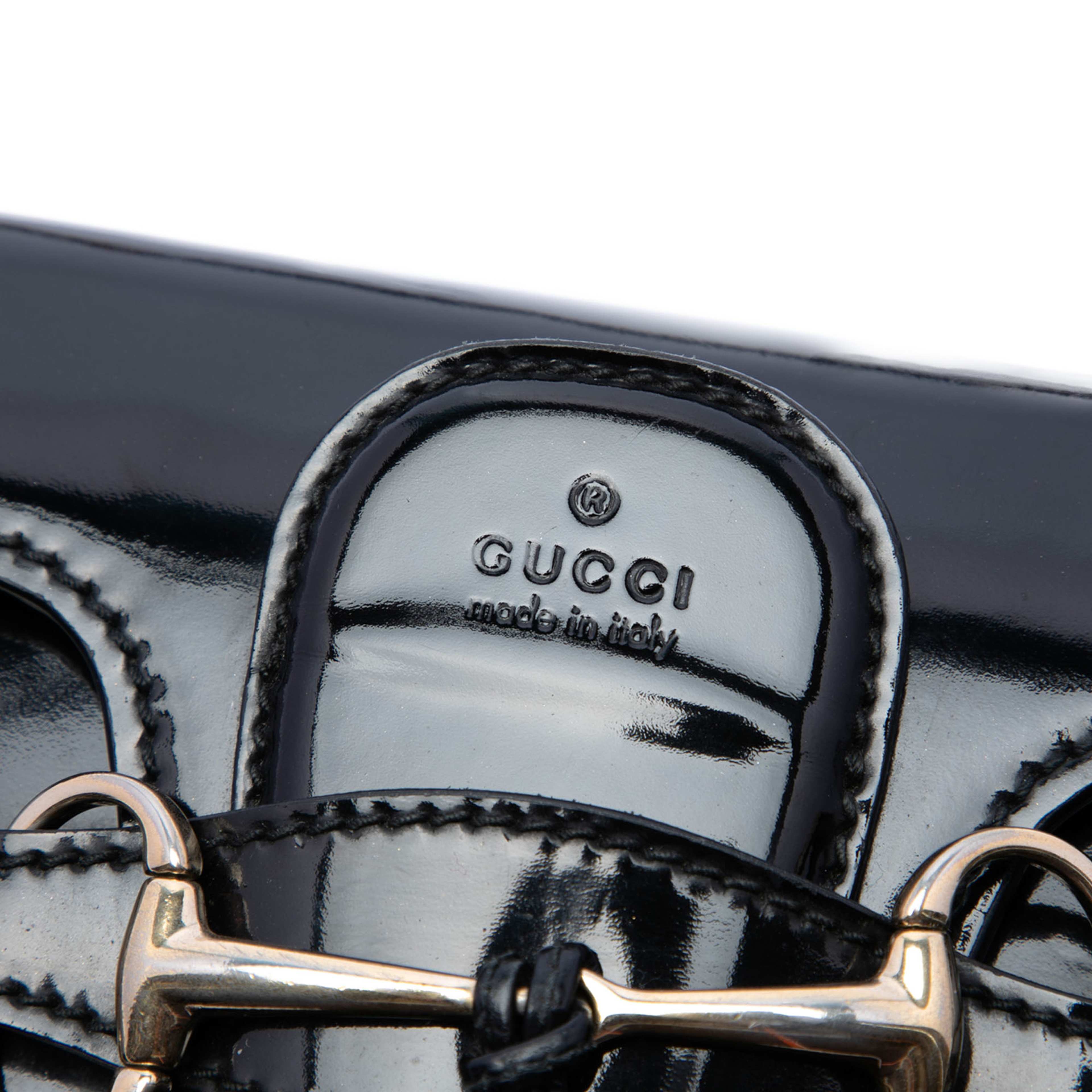 Gucci Mini Patent Emily Crossbody, från Luxclusif, i färgen svart. Klicka för att öppna bilden i stort format