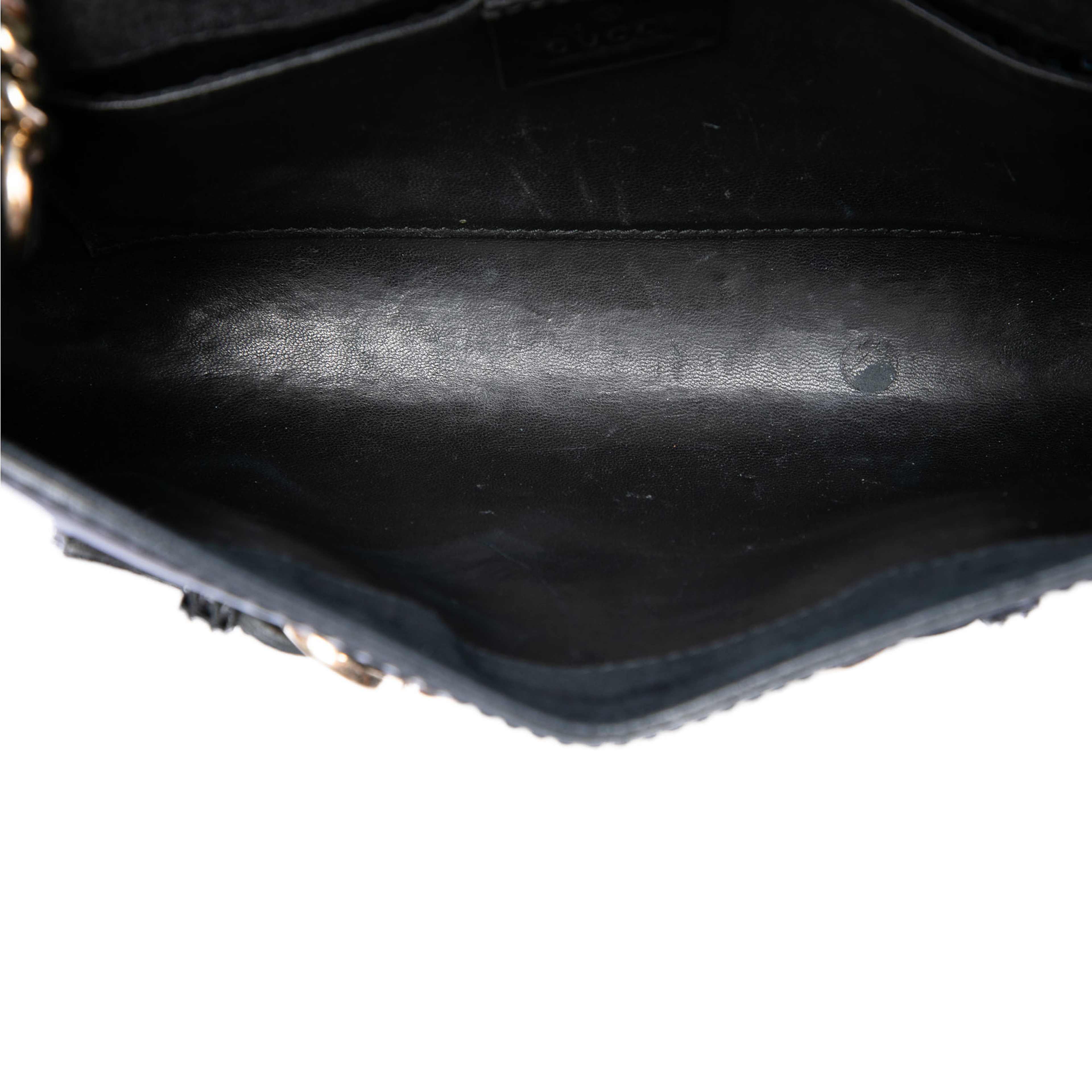 Gucci Mini Patent Emily Crossbody, från Luxclusif, i färgen svart. Klicka för att öppna bilden i stort format