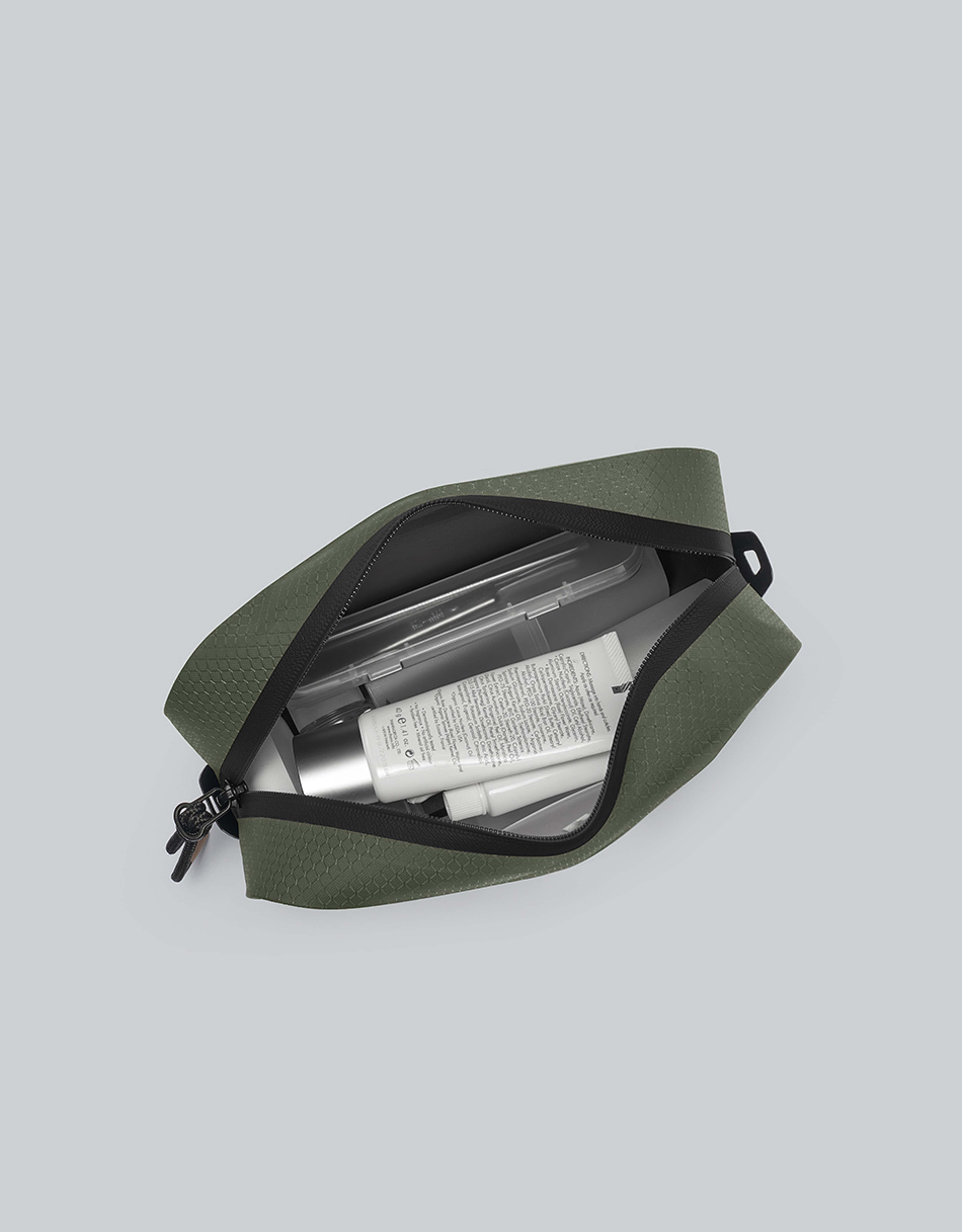 Lightweight Duoseal Toiletry Bag, från Gaston Luga, i färgen olive. Klicka för att öppna bilden i stort format