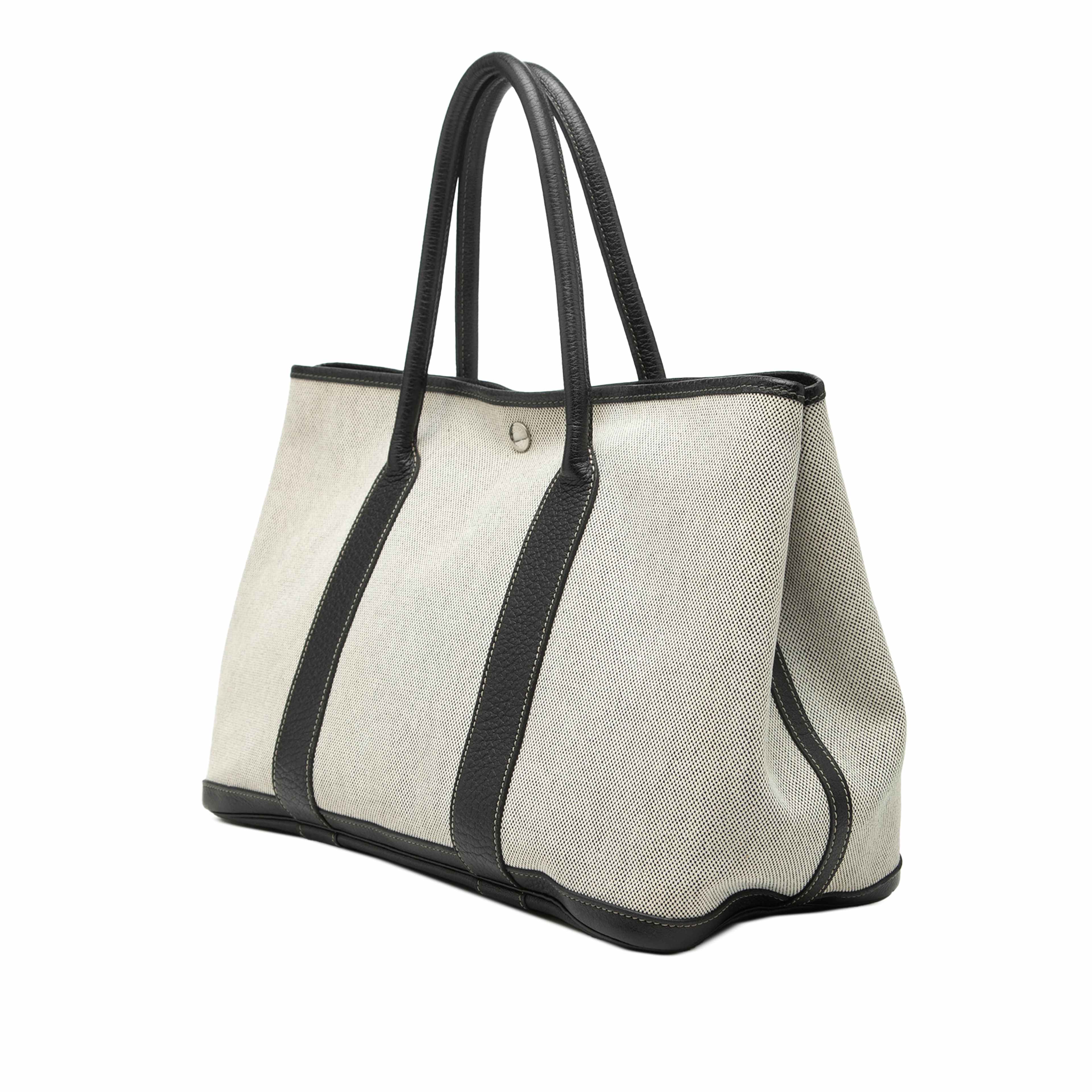 Hermès Toile And Negonda Garden Party 36, från Luxclusif, i färgen beige. Klicka för att öppna bilden i stort format