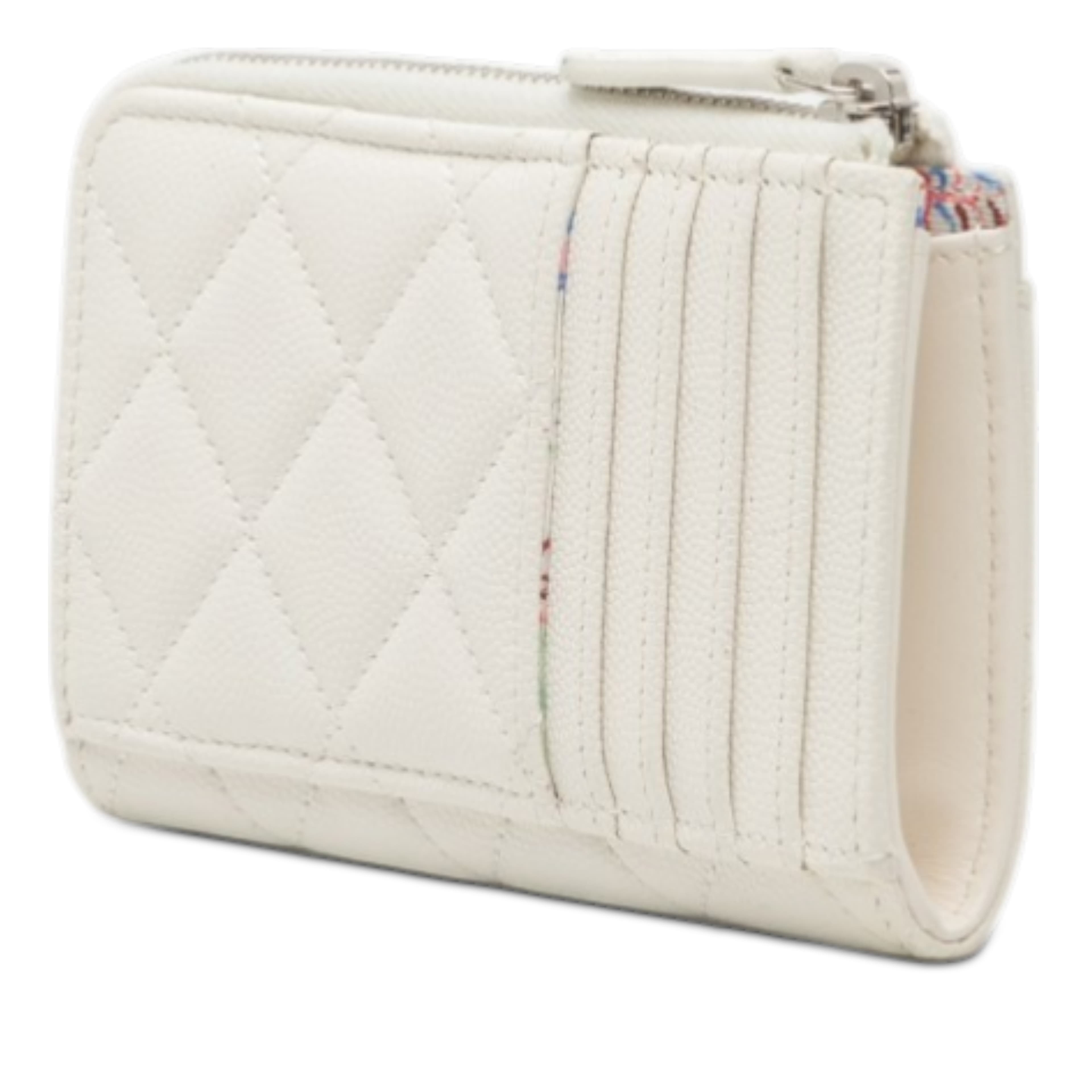 Chanel Cc Quilted Caviar Zip Around Coin And Card Holder, från Luxclusif, i färgen white. Klicka för att öppna bilden i stort format