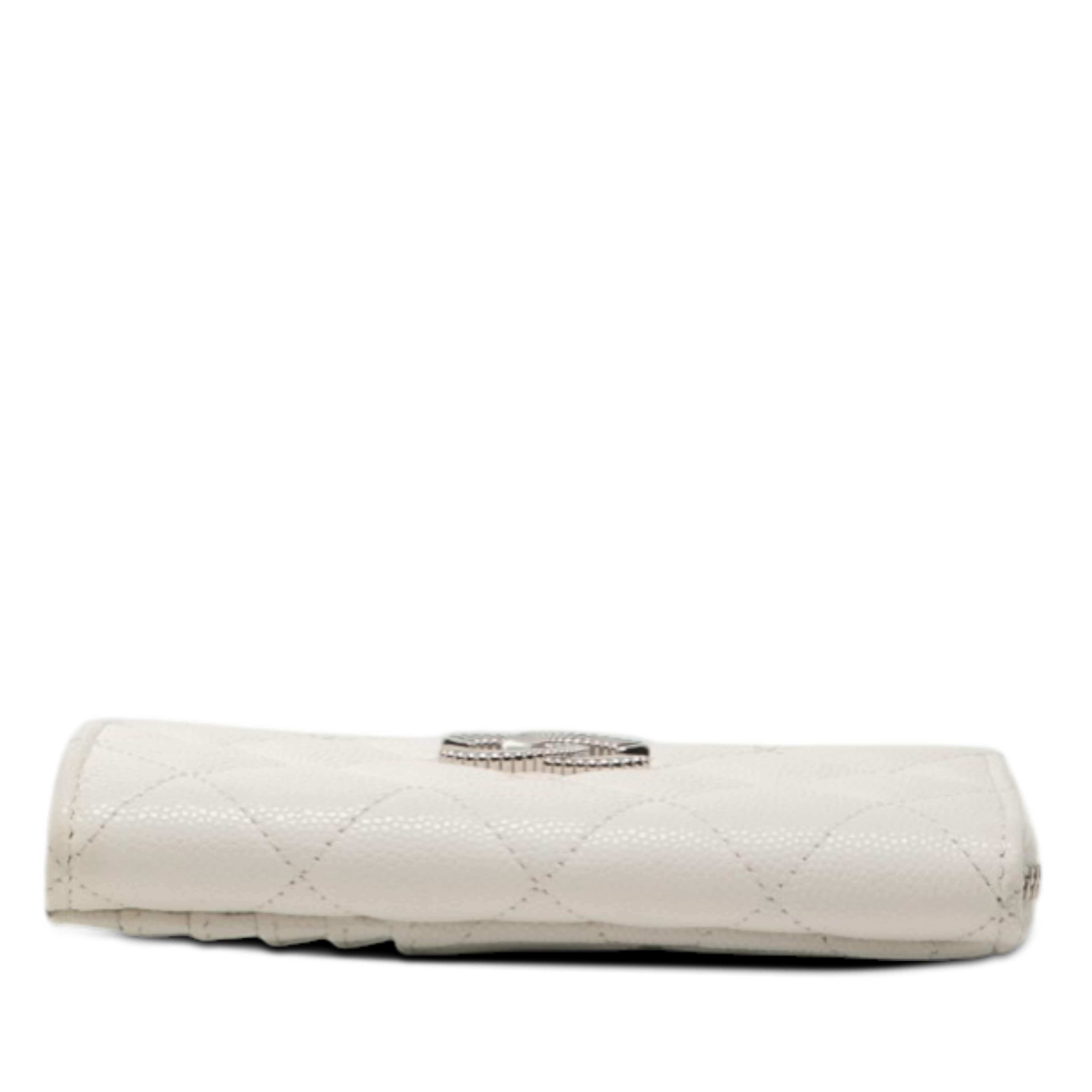 Chanel Cc Quilted Caviar Zip Around Coin And Card Holder, från Luxclusif, i färgen white. Klicka för att öppna bilden i stort format