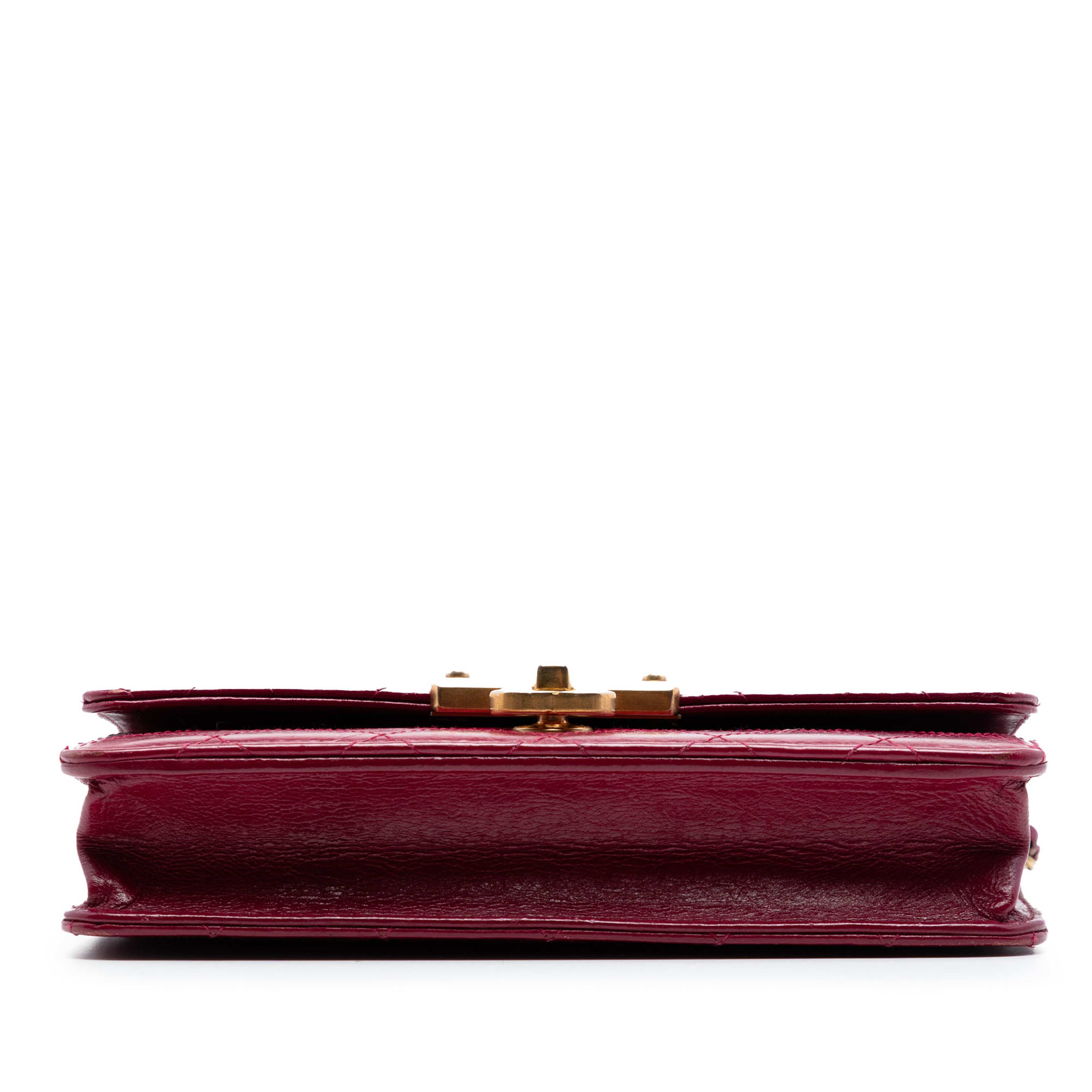 Chanel Stitched Goatskin Golden Cc Wallet On Chain, från Luxclusif, i färgen dark red. Klicka för att öppna bilden i stort format
